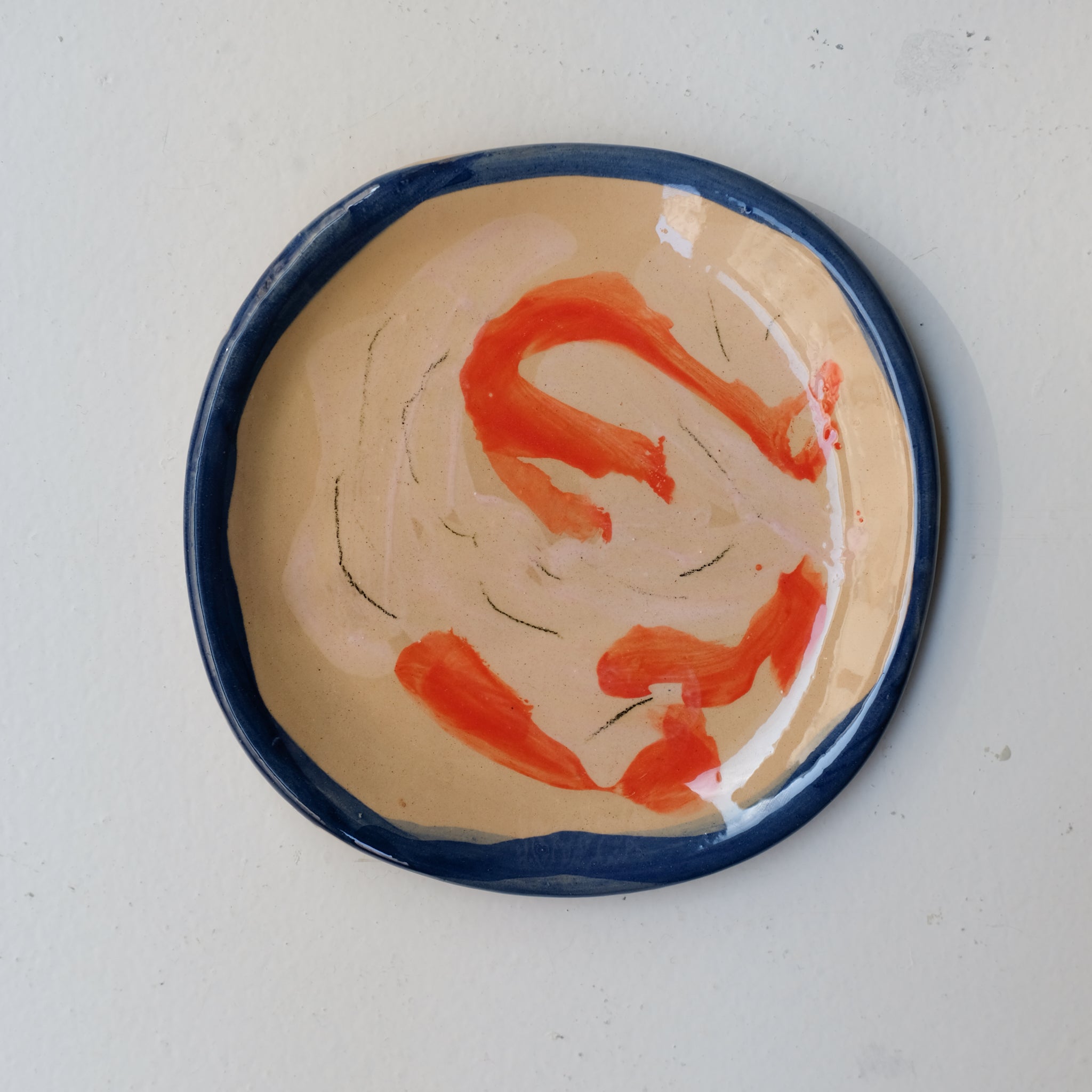 Assiette SP26HB17 en faïence rouge D 19,5cm - Multicolore d'Héloise Bariol chez Brutal Ceramics