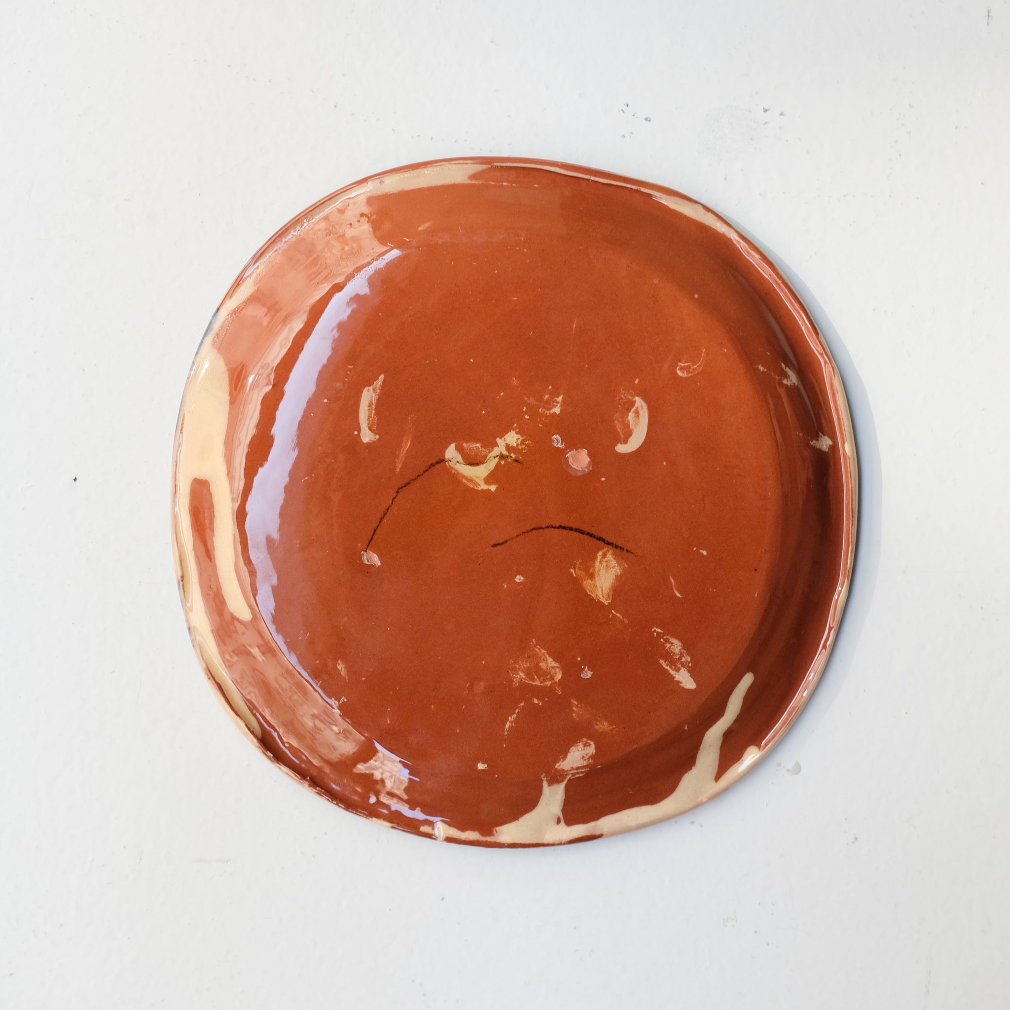 Assiette SP26HB17 en faïence rouge D 19,5cm - Multicolore d'Héloise Bariol chez Brutal Ceramics
