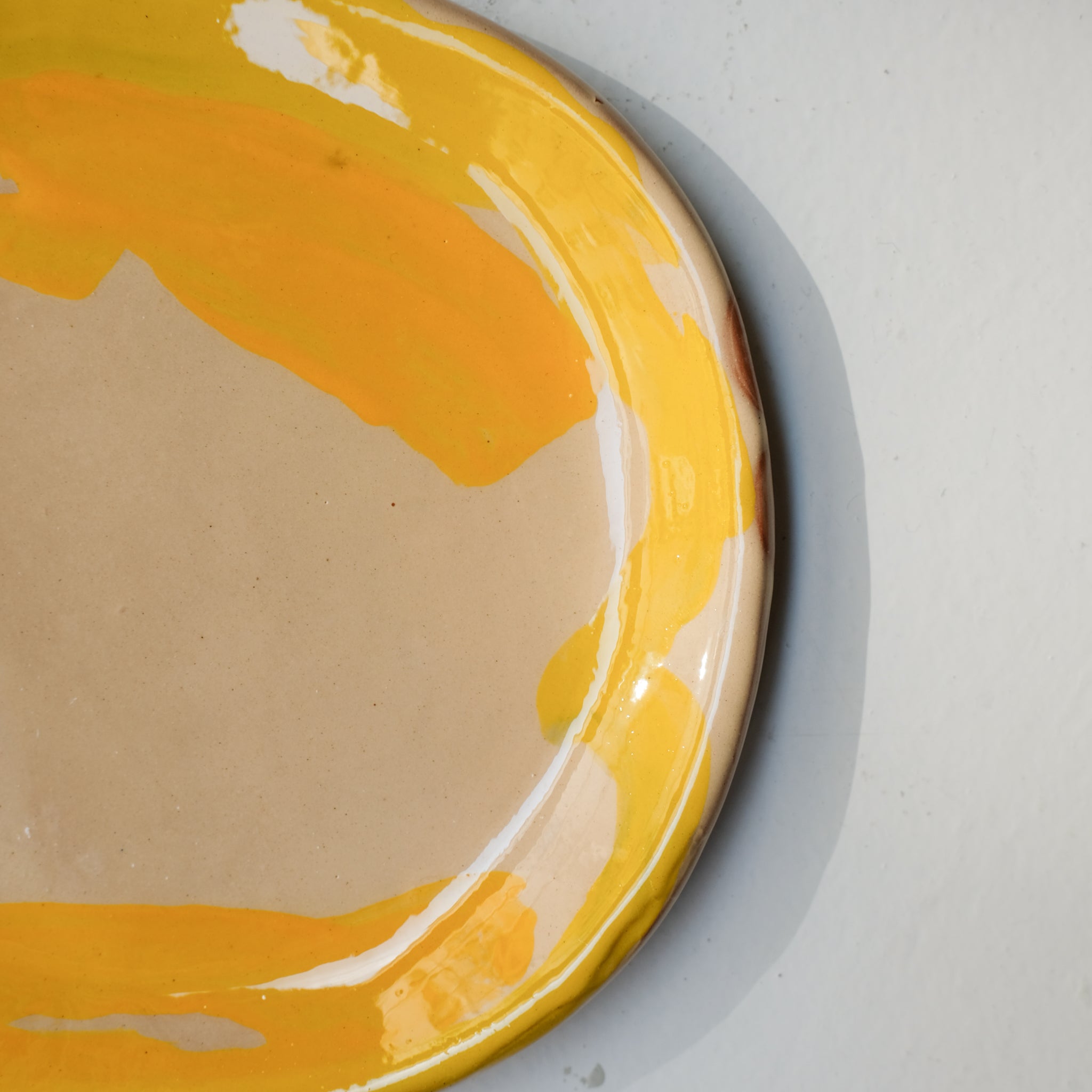 Assiette SP26HB18 en faïence rouge D 19,5cm - Multicolore d'Héloise Bariol chez Brutal Ceramics