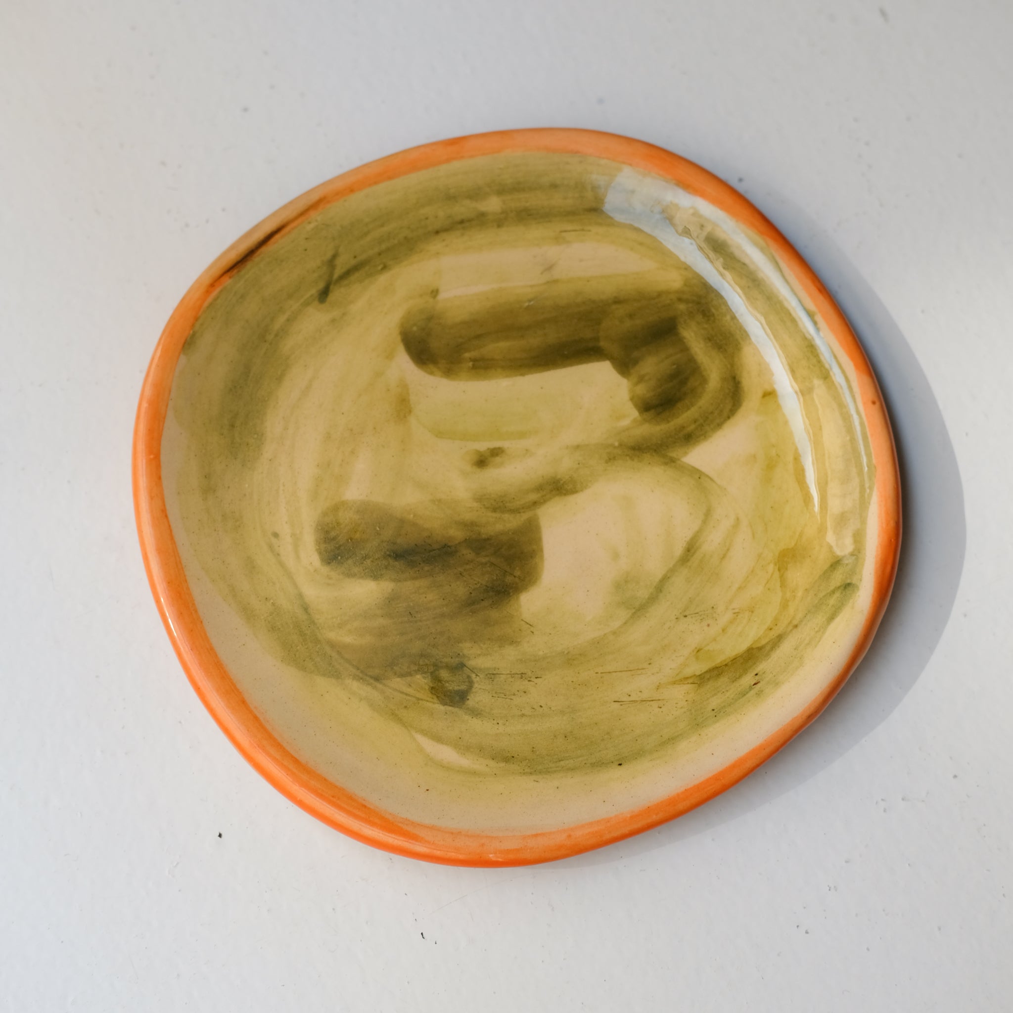Assiette SP26HB19 en faïence rouge D 19,5cm - Multicolore d'Héloise Bariol chez Brutal Ceramics