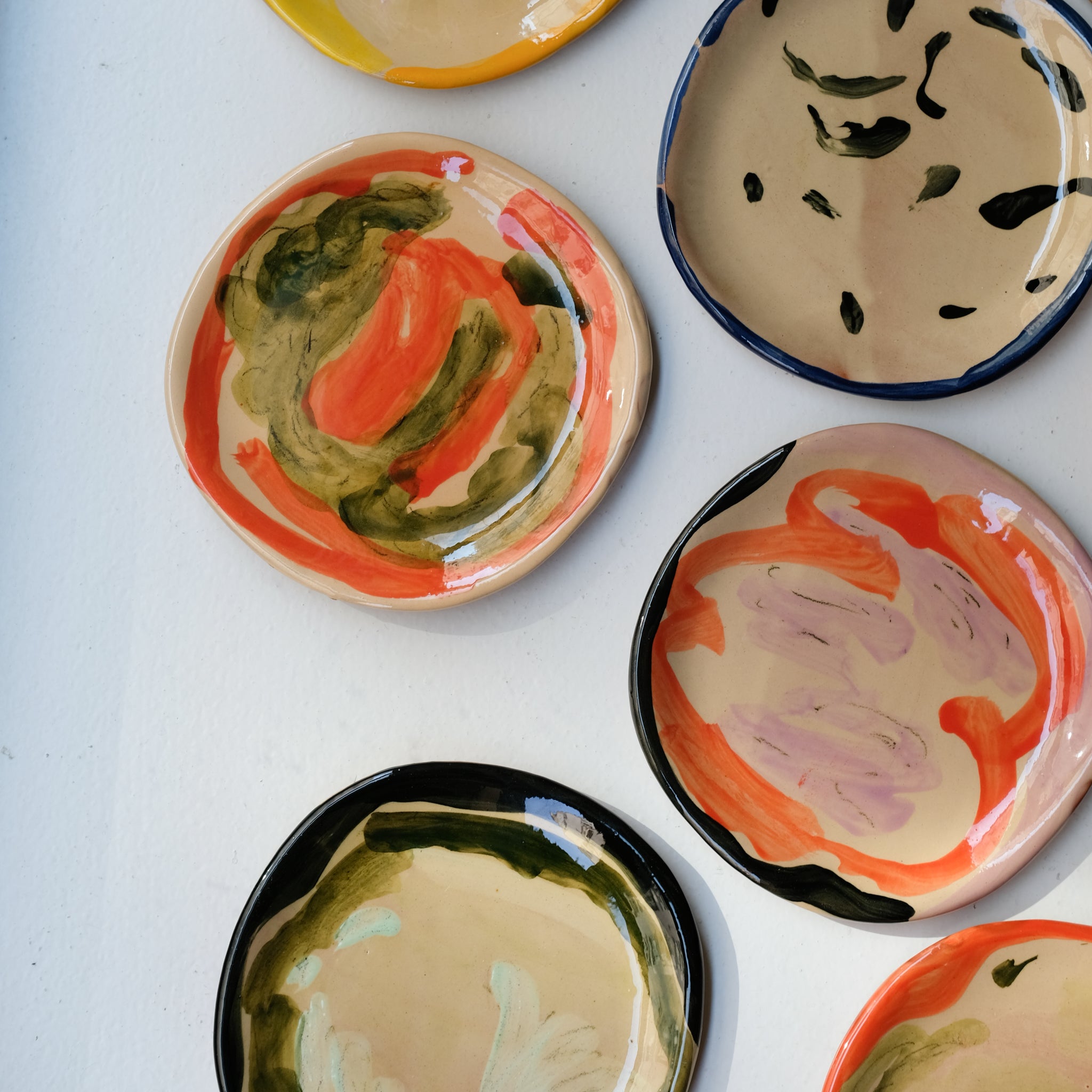 Assiette SP26HB07 en faïence rouge D 19,5cm - Multicolore d'Héloise Bariol chez Brutal Ceramics