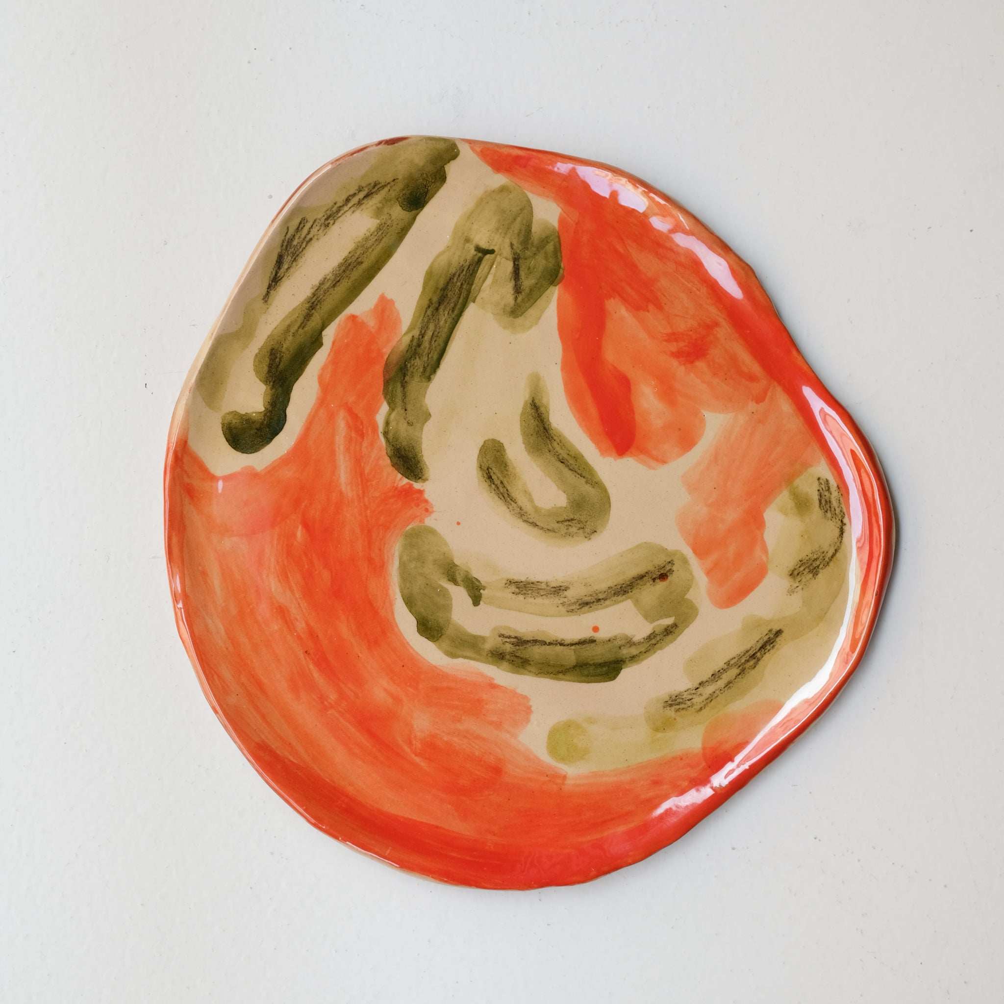 Assiette SP26HB23 en faïence rouge D 25cm - Multicolore d'Héloise Bariol chez Brutal Ceramics