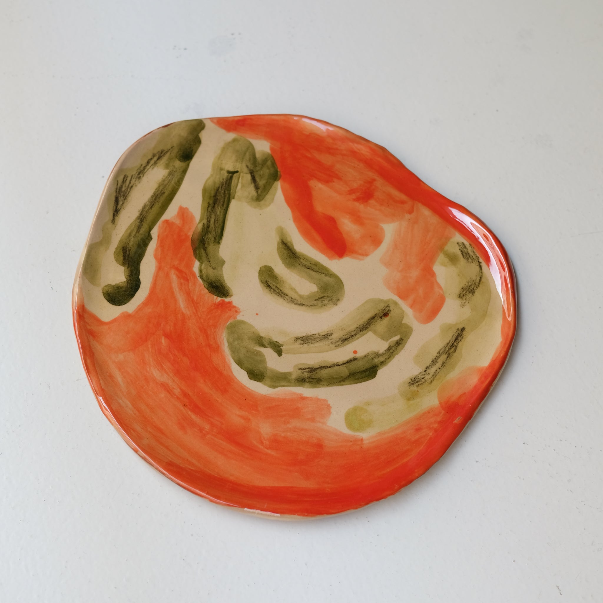 Assiette SP26HB23 en faïence rouge D 25cm - Multicolore d'Héloise Bariol chez Brutal Ceramics