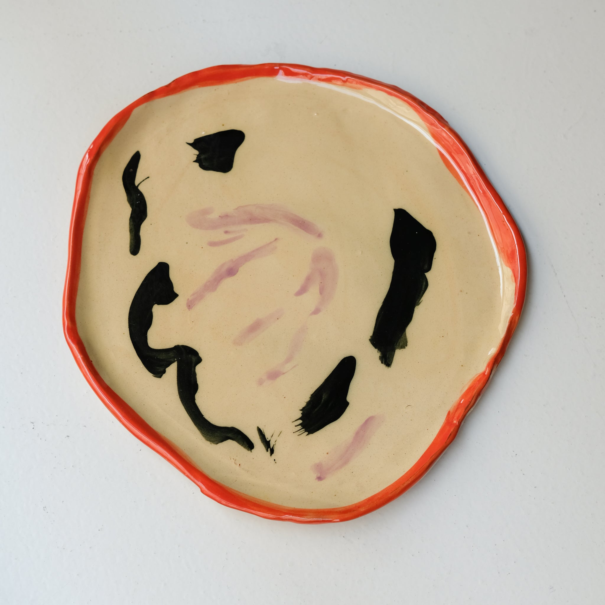 Assiette SP26HB25 en faïence rouge D 25cm - Multicolore d'Héloise Bariol chez Brutal Ceramics