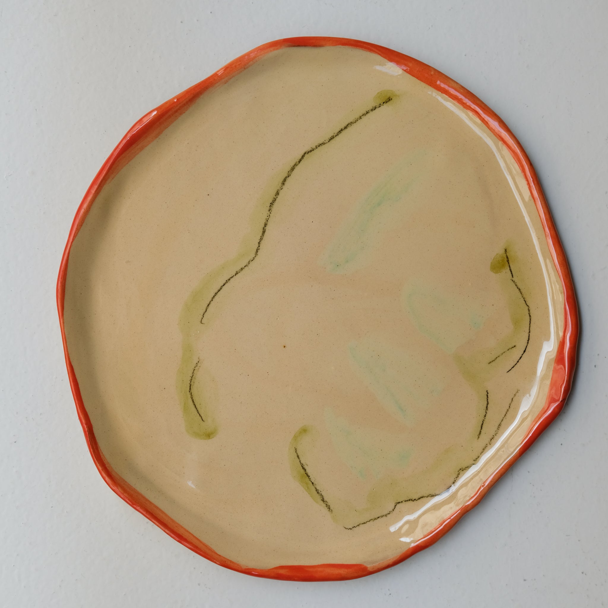Assiette SP26HB27 en faïence rouge D 25cm - Multicolore d'Héloise Bariol chez Brutal Ceramics