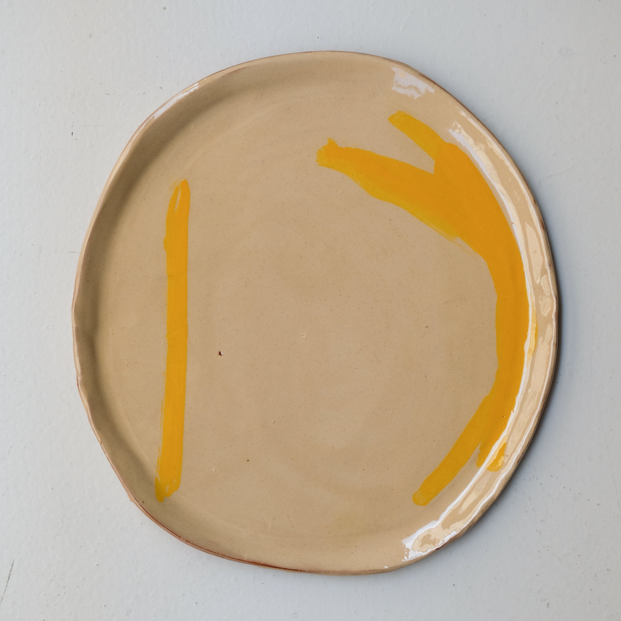 Assiette SP26HB28 en faïence rouge D 25cm - Multicolore d'Héloise Bariol chez Brutal Ceramics