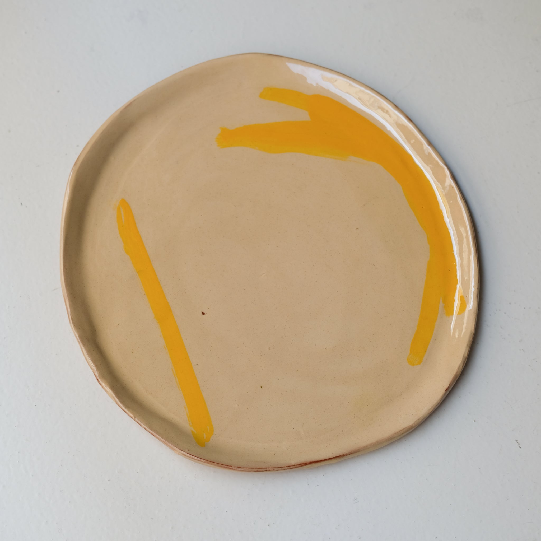 Assiette SP26HB28 en faïence rouge D 25cm - Multicolore d'Héloise Bariol chez Brutal Ceramics