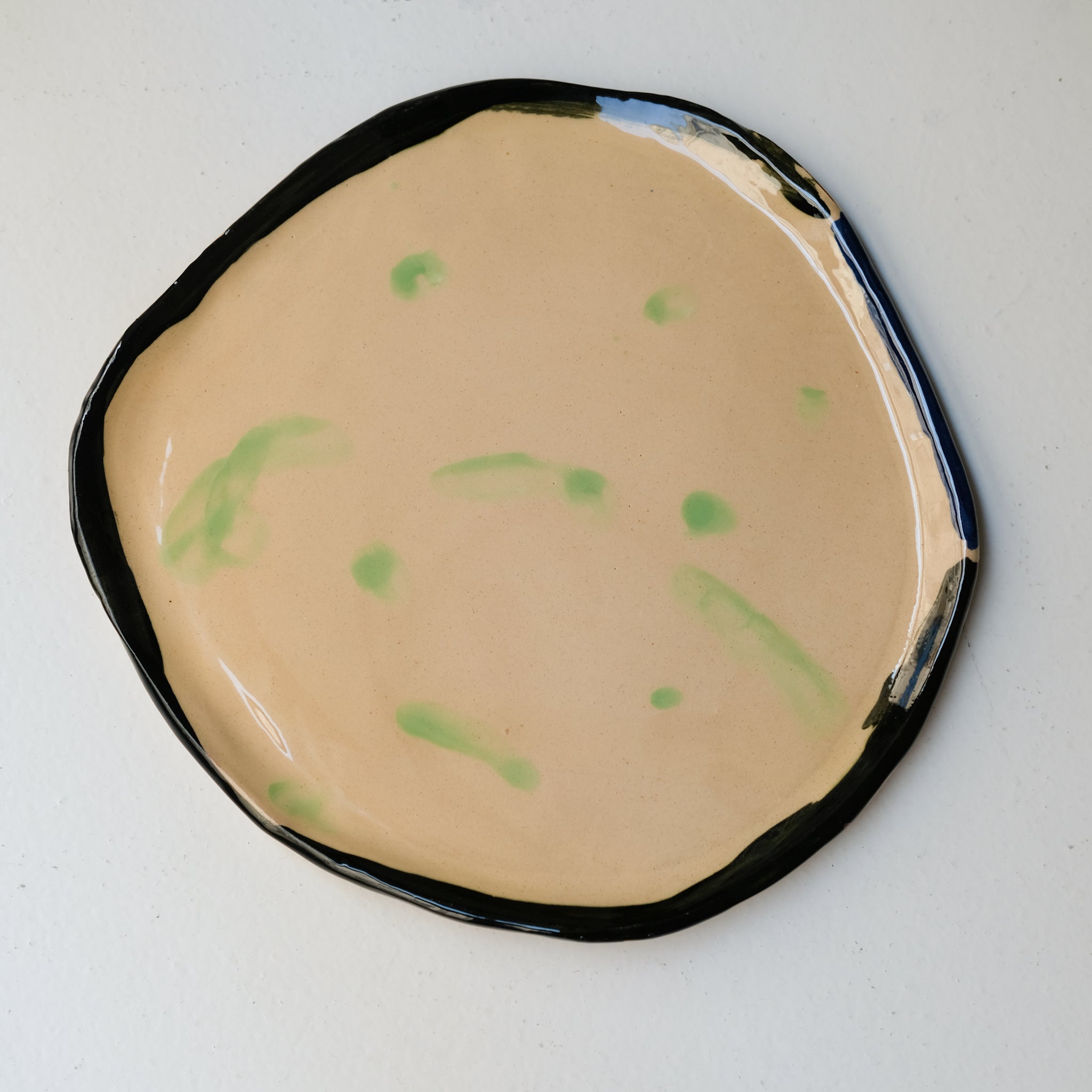 Assiette SP26HB28 en faïence rouge D 25cm - Multicolore d'Héloise Bariol chez Brutal Ceramics