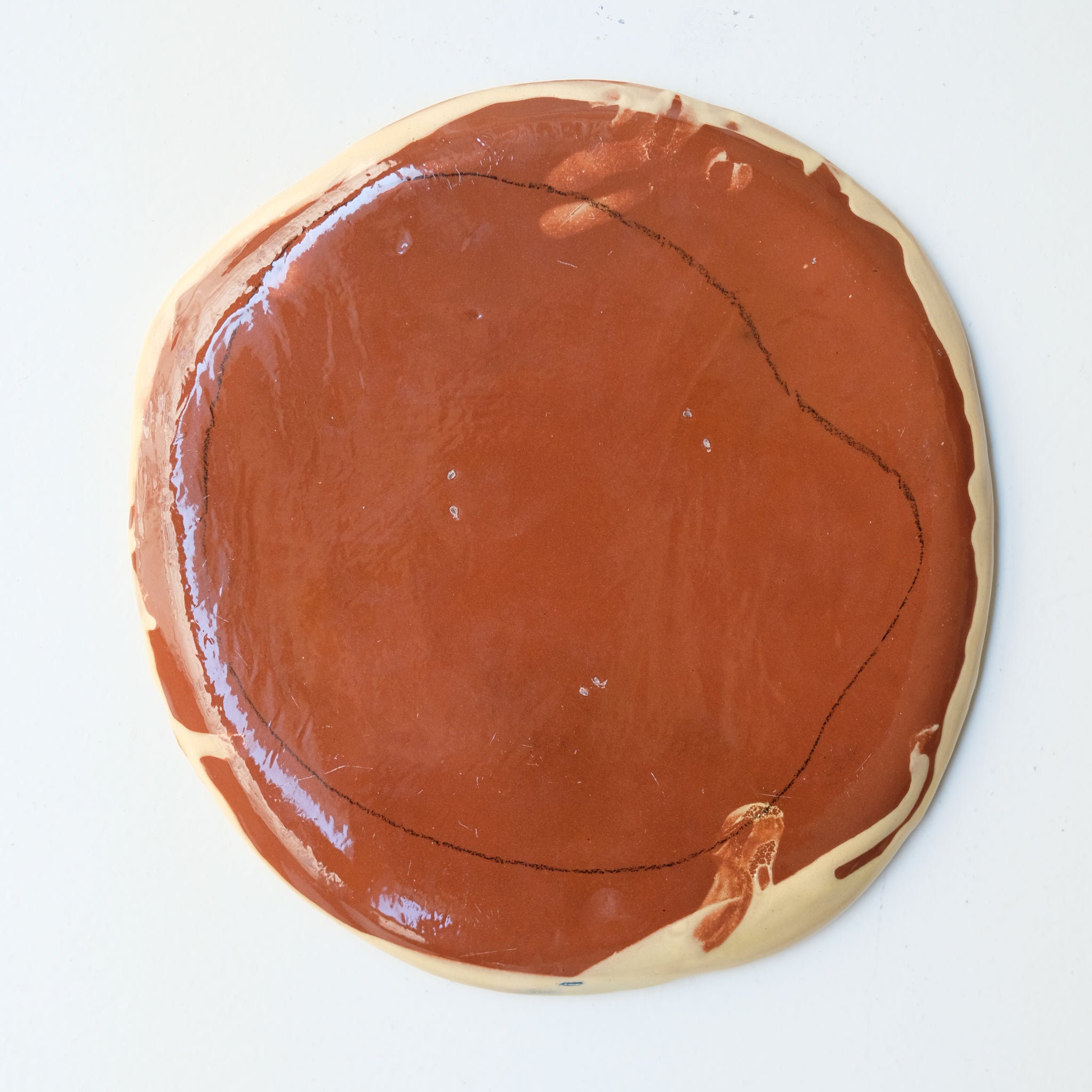 Assiette SP26HB30 en faïence rouge D 25cm - Multicolore d'Héloise Bariol chez Brutal Ceramics