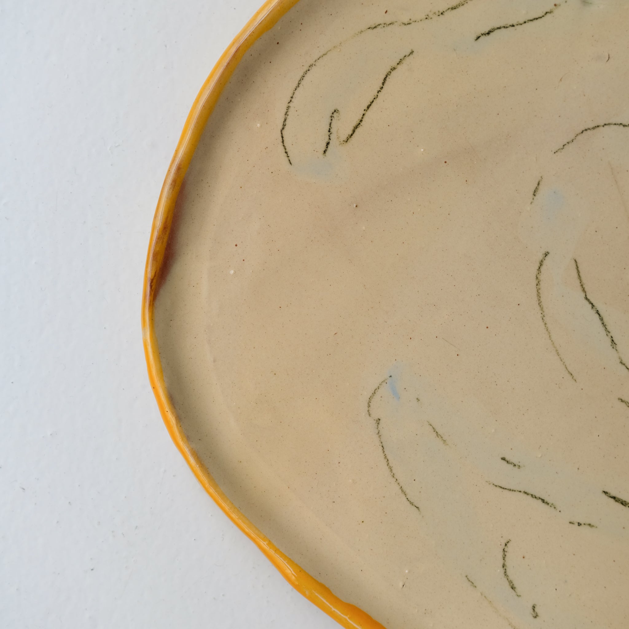 Assiette SP26HB32 en faïence rouge D 25cm - Multicolore d'Héloise Bariol chez Brutal Ceramics