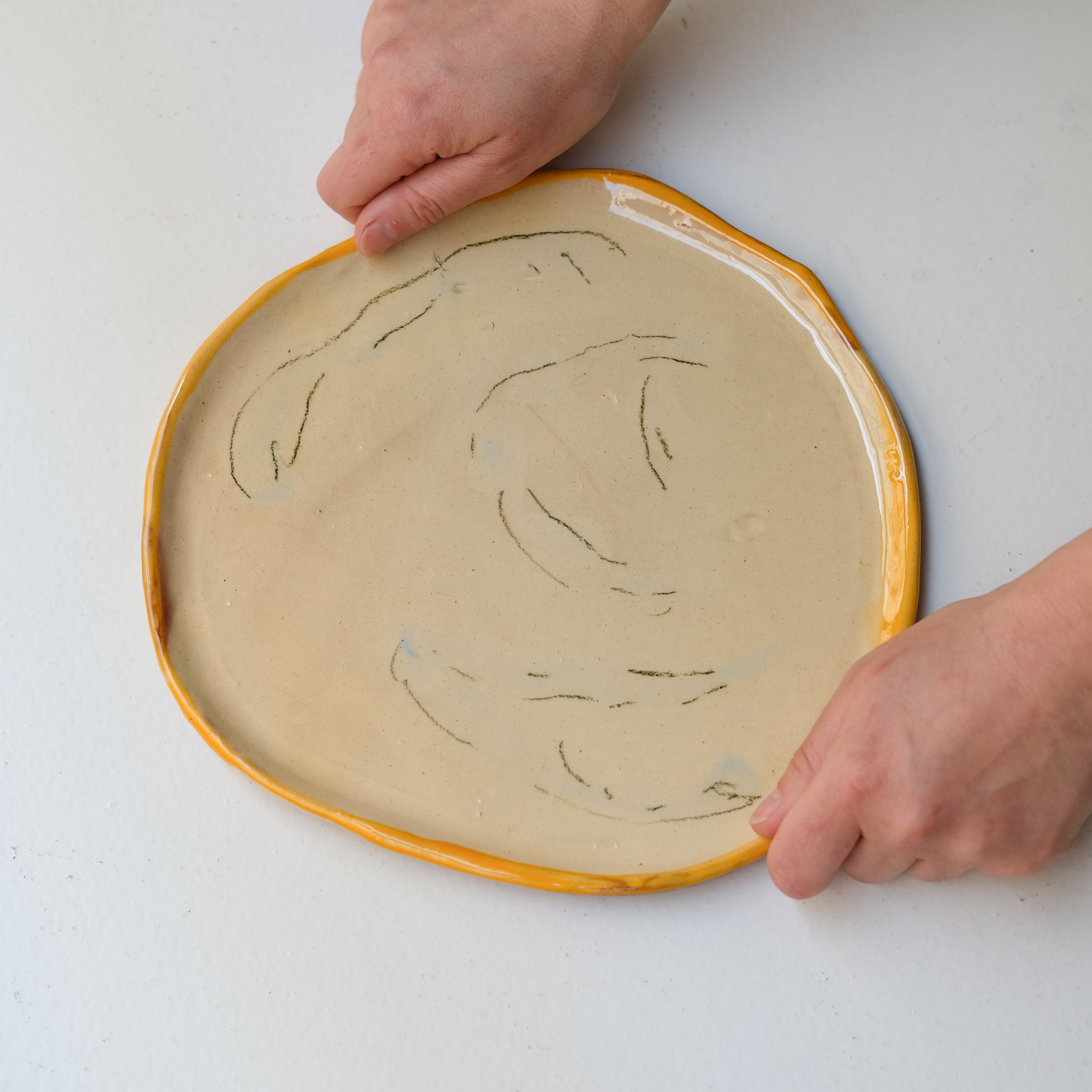 Assiette SP26HB32 en faïence rouge D 25cm - Multicolore d'Héloise Bariol chez Brutal Ceramics