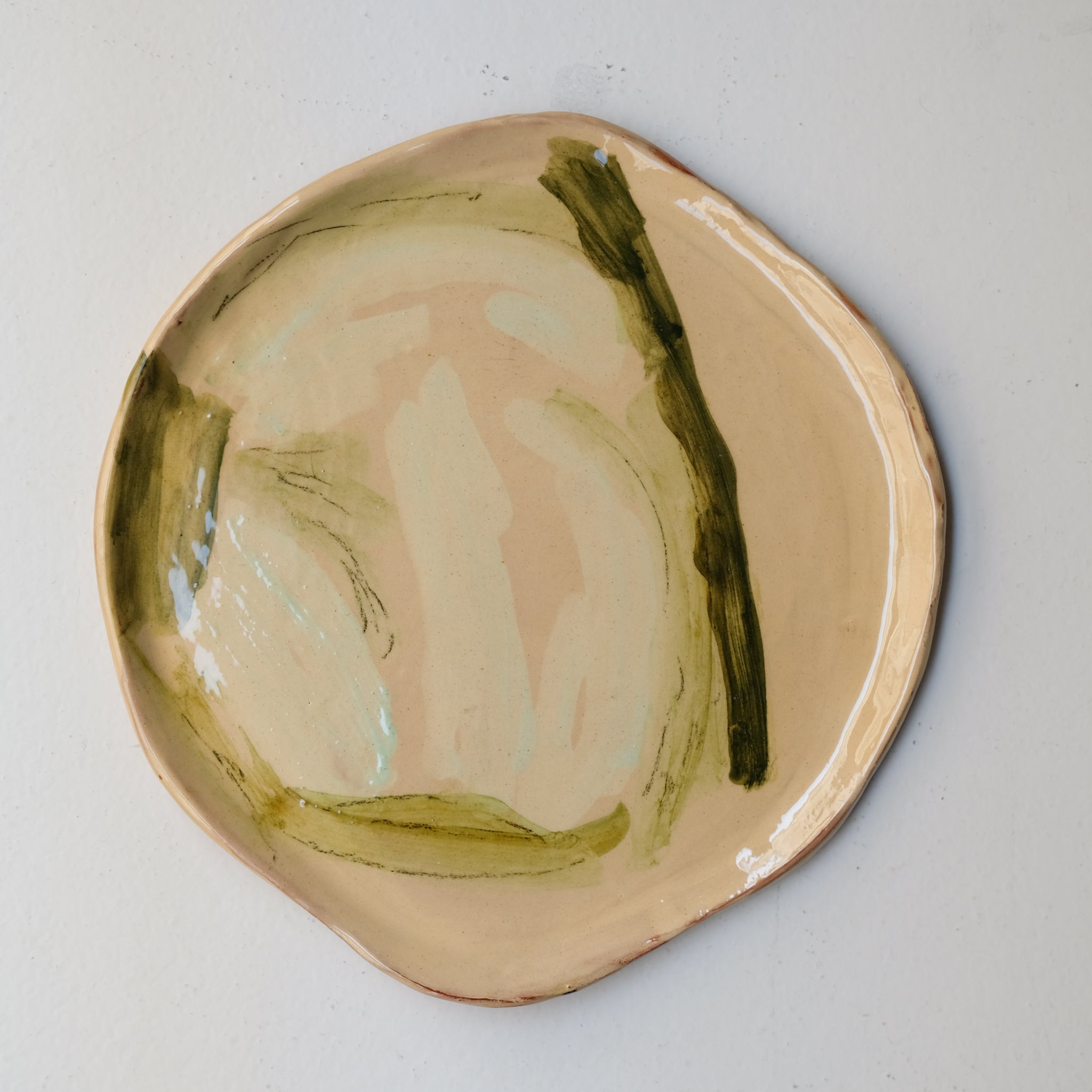 Assiette SP26HB33 en faïence rouge D 25cm - Multicolore d'Héloise Bariol chez Brutal Ceramics