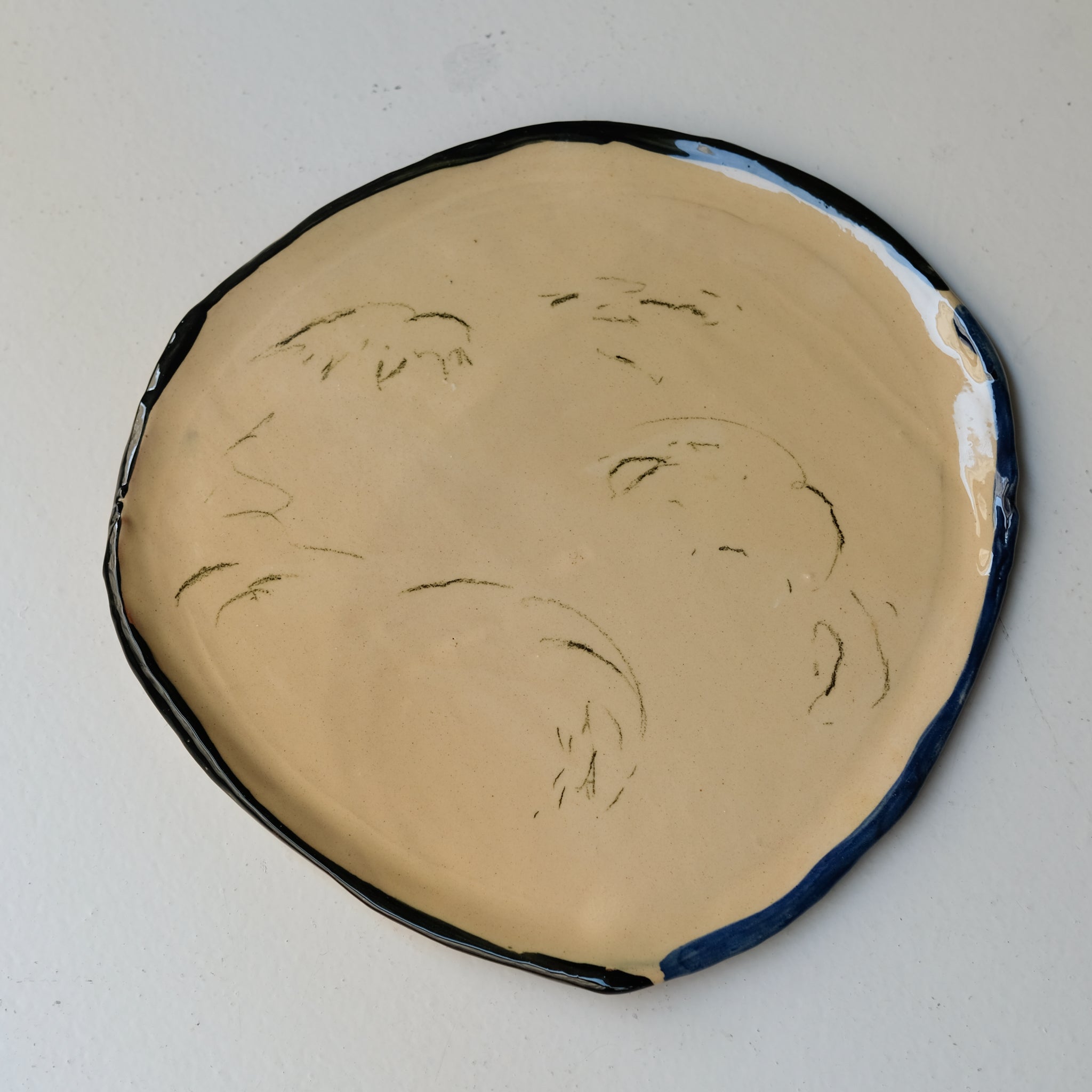 Assiette SP26HB34 en faïence rouge D 25cm - Multicolore d'Héloise Bariol chez Brutal Ceramics