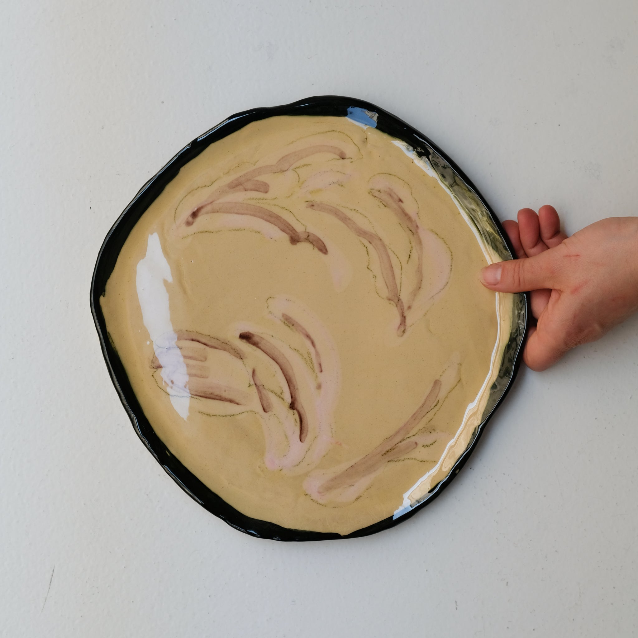 Assiette SP26HB38 en faïence rouge D 25cm - Multicolore d'Héloise Bariol chez Brutal Ceramics