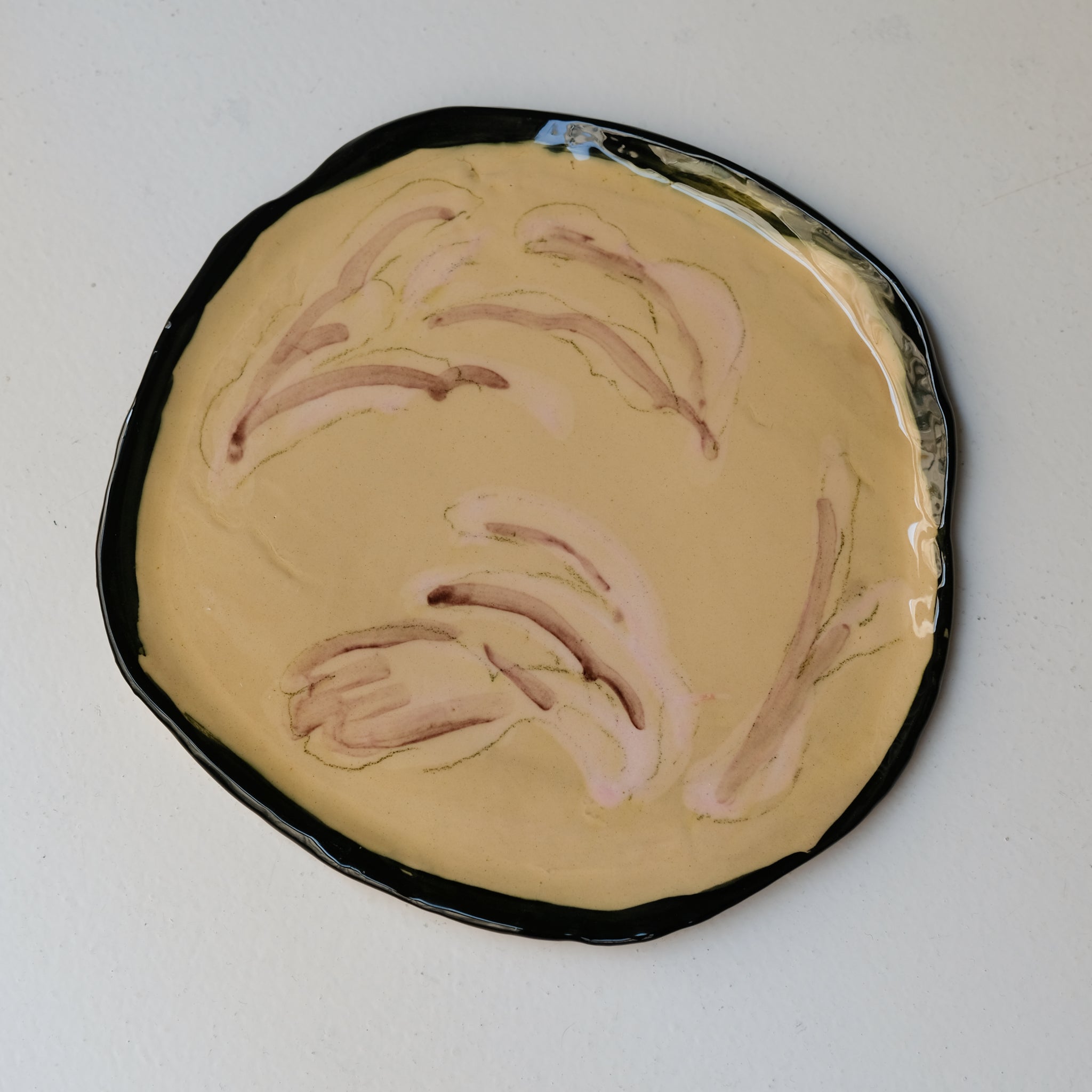 Assiette SP26HB38 en faïence rouge D 25cm - Multicolore d'Héloise Bariol chez Brutal Ceramics