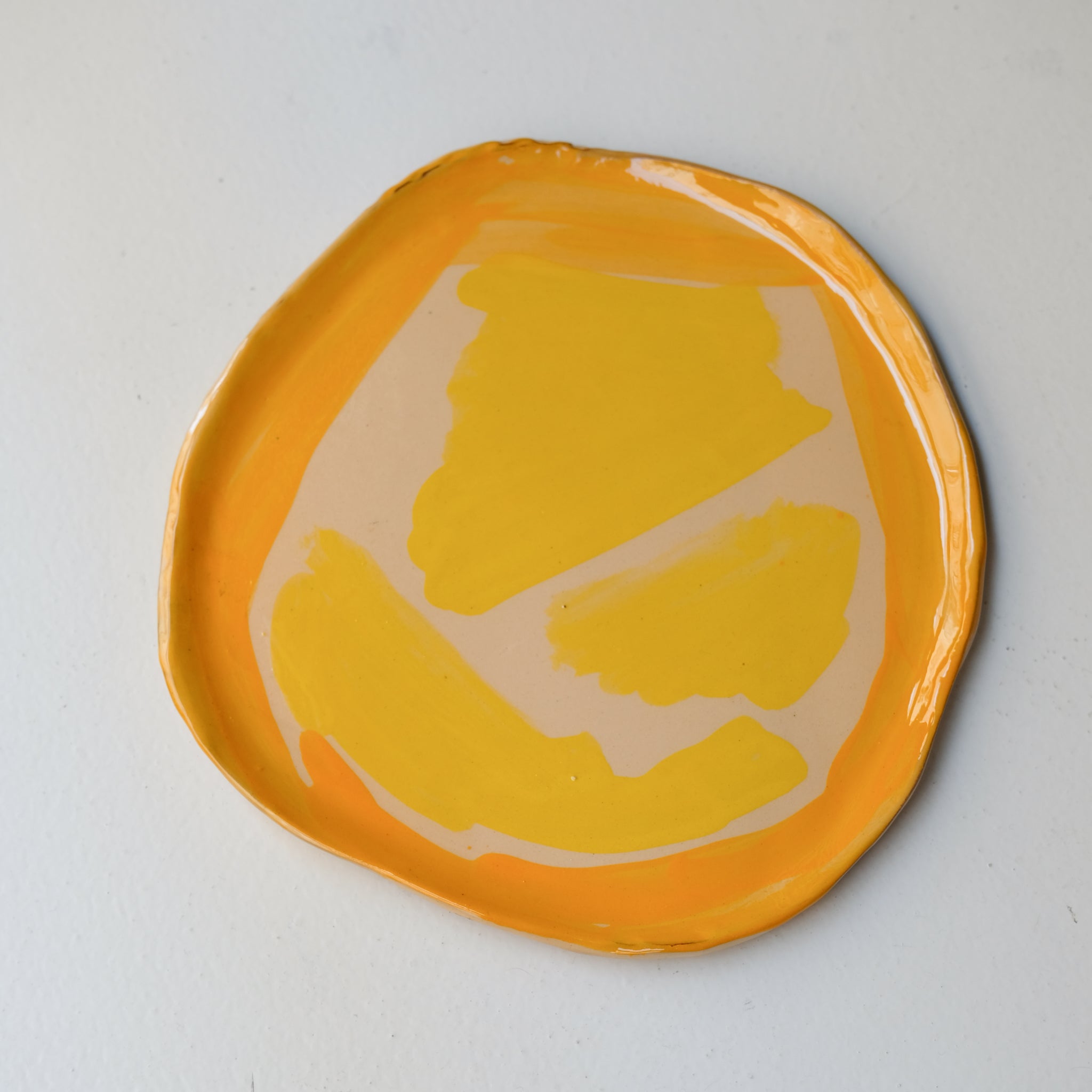 Assiette SP26HB43 en faïence rouge D 25cm - Multicolore d'Héloise Bariol chez Brutal Ceramics