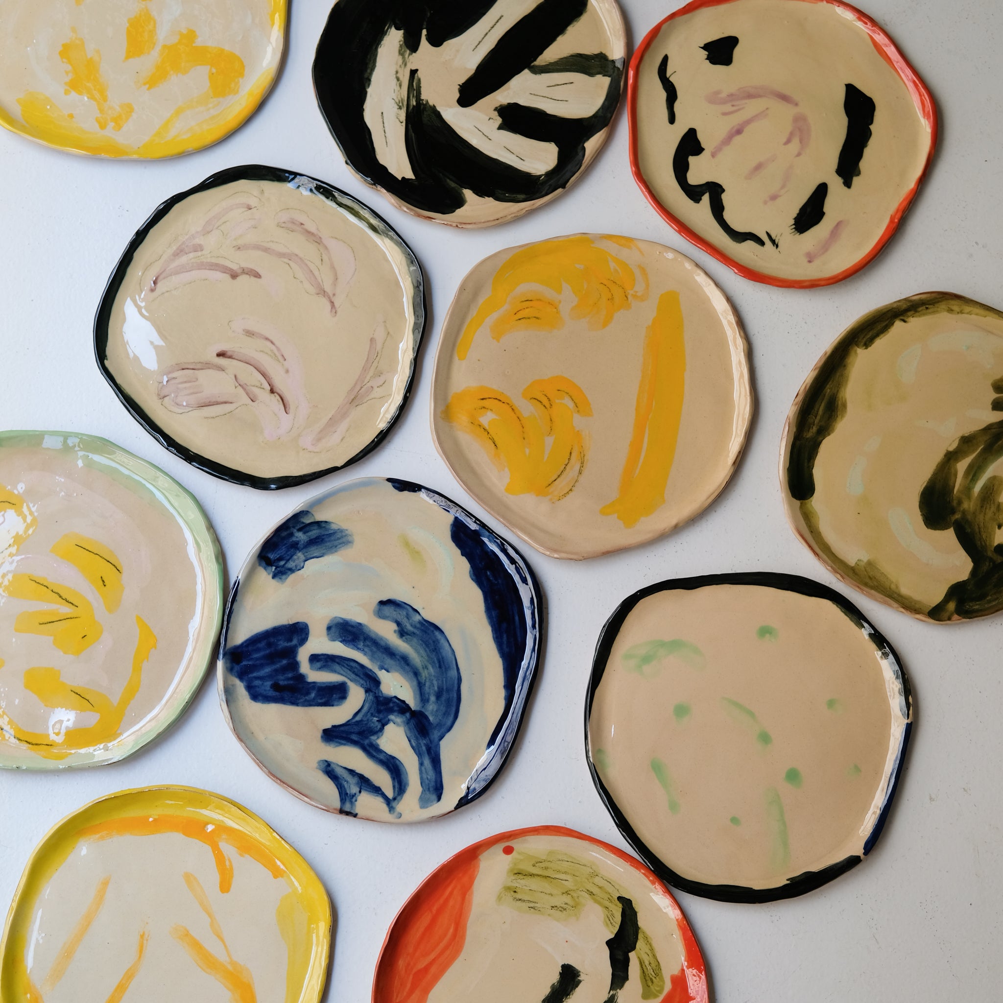 Assiette SP26HB31 en faïence rouge D 25cm - Multicolore d'Héloise Bariol chez Brutal Ceramics