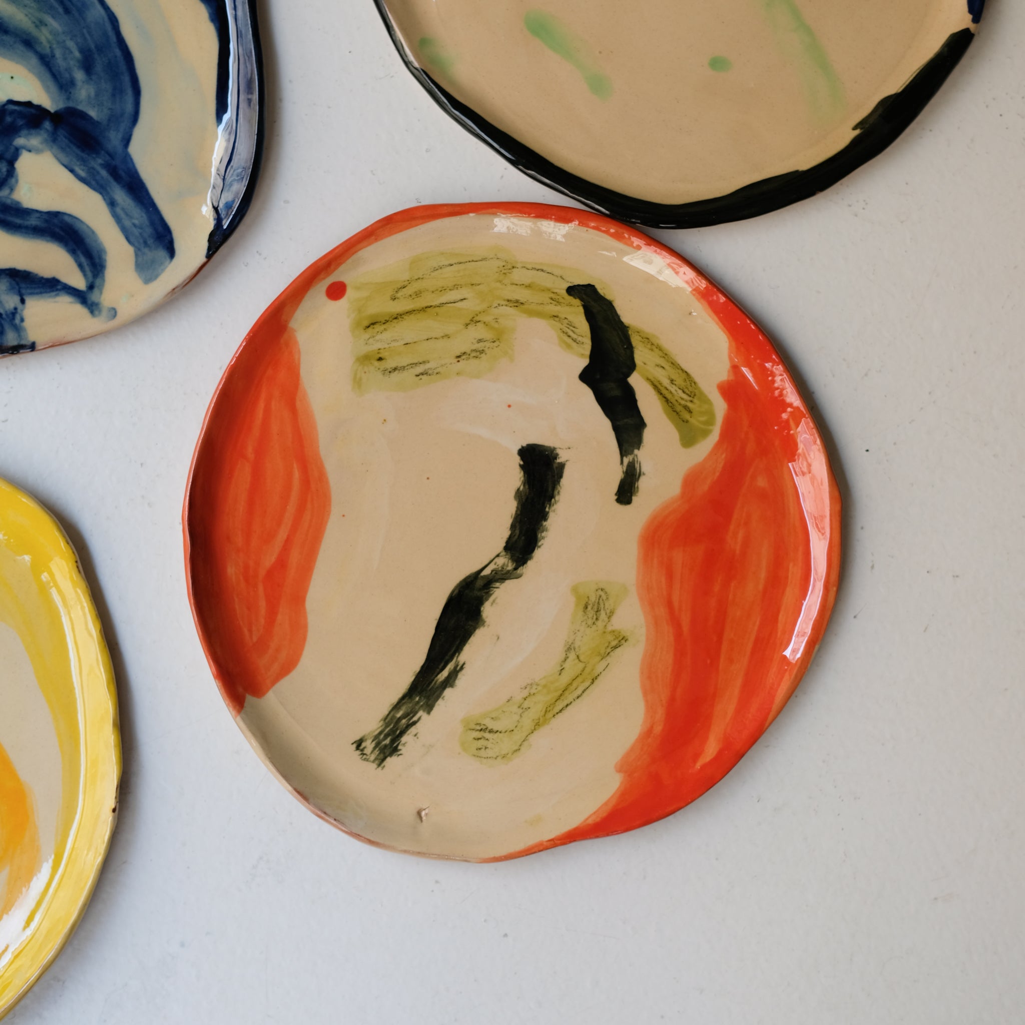 Assiette SP26HB35 en faïence rouge D 25cm - Multicolore d'Héloise Bariol chez Brutal Ceramics