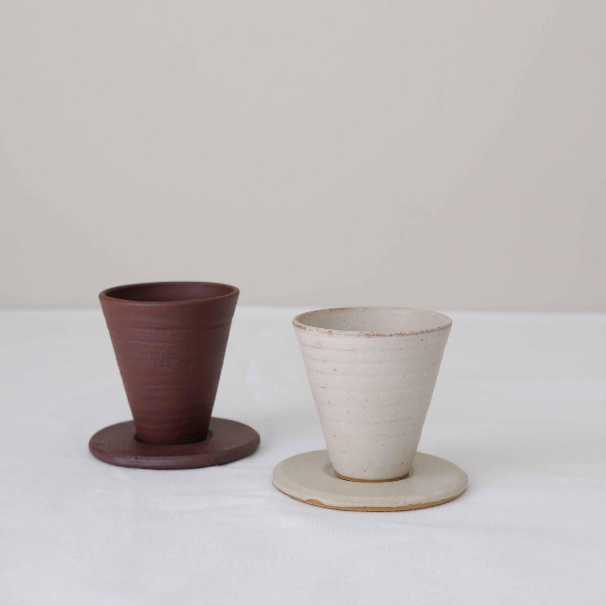 Set soucoupe et tasse en grès blanc 60ml - blanc beige de Louise Traon chez Brutal Ceramics
