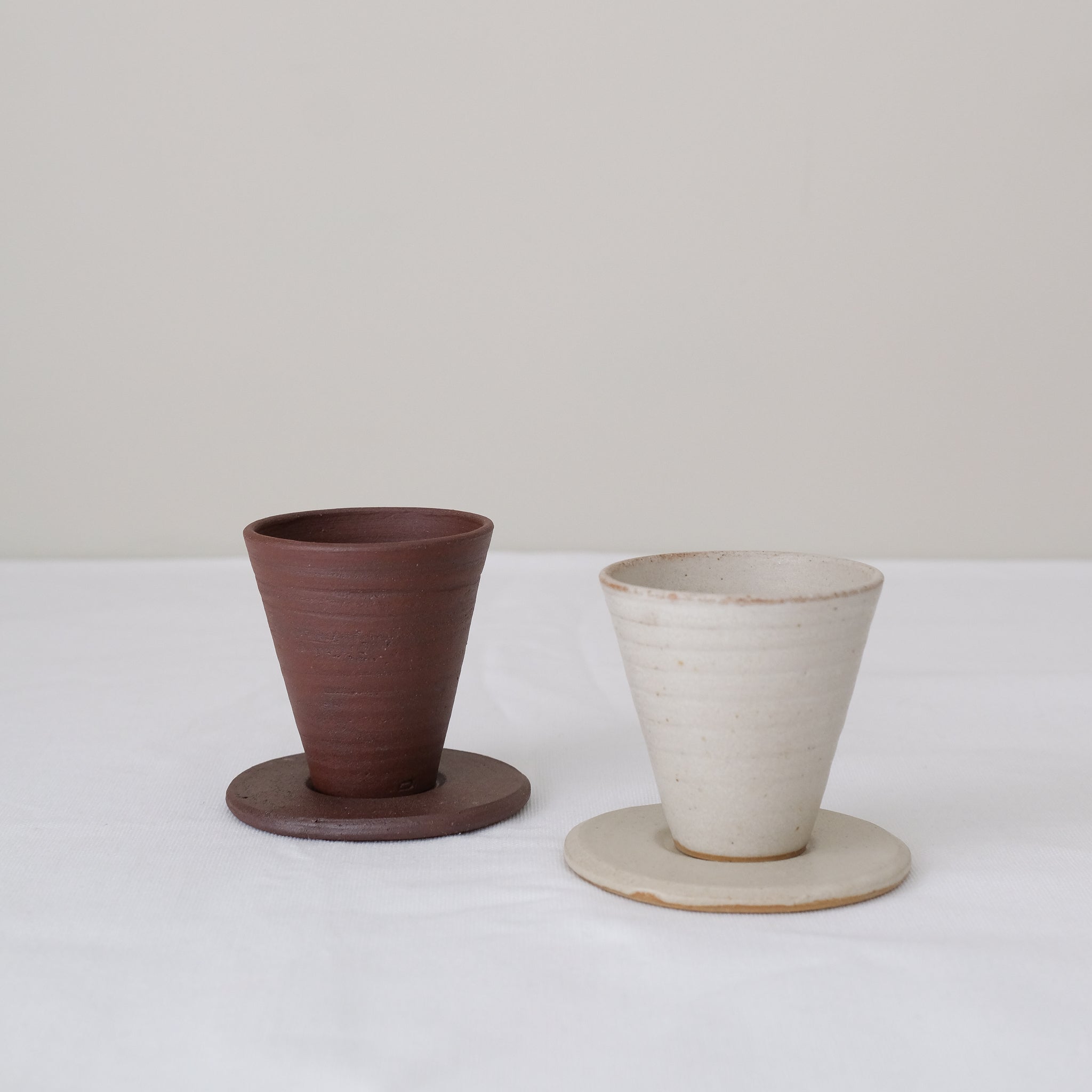 Set soucoupe et tasse en argile recoltée 60ml - rouge foncé mat de Louise Traon chez Brutal Ceramics