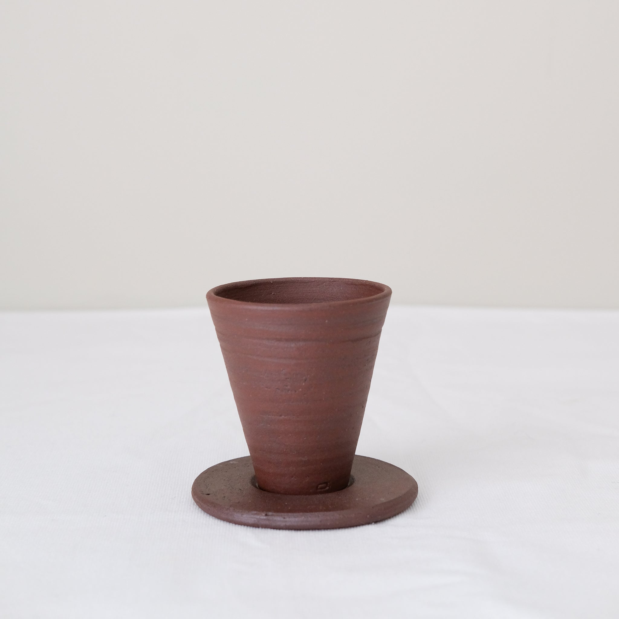 Set soucoupe et tasse en argile recoltée 60ml - rouge foncé mat de Louise Traon chez Brutal Ceramics