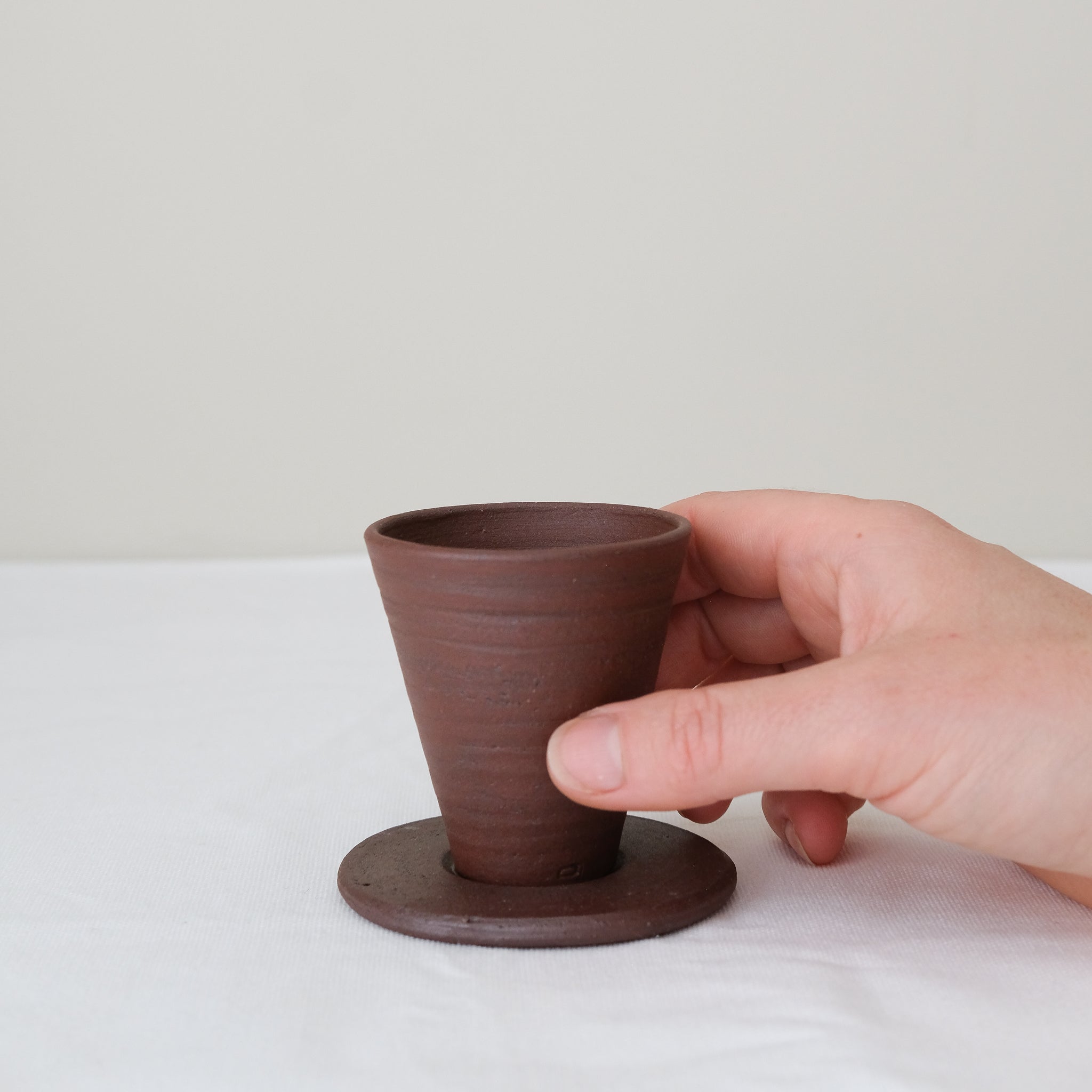 Set soucoupe et tasse en argile recoltée 60ml - rouge foncé mat de Louise Traon chez Brutal Ceramics