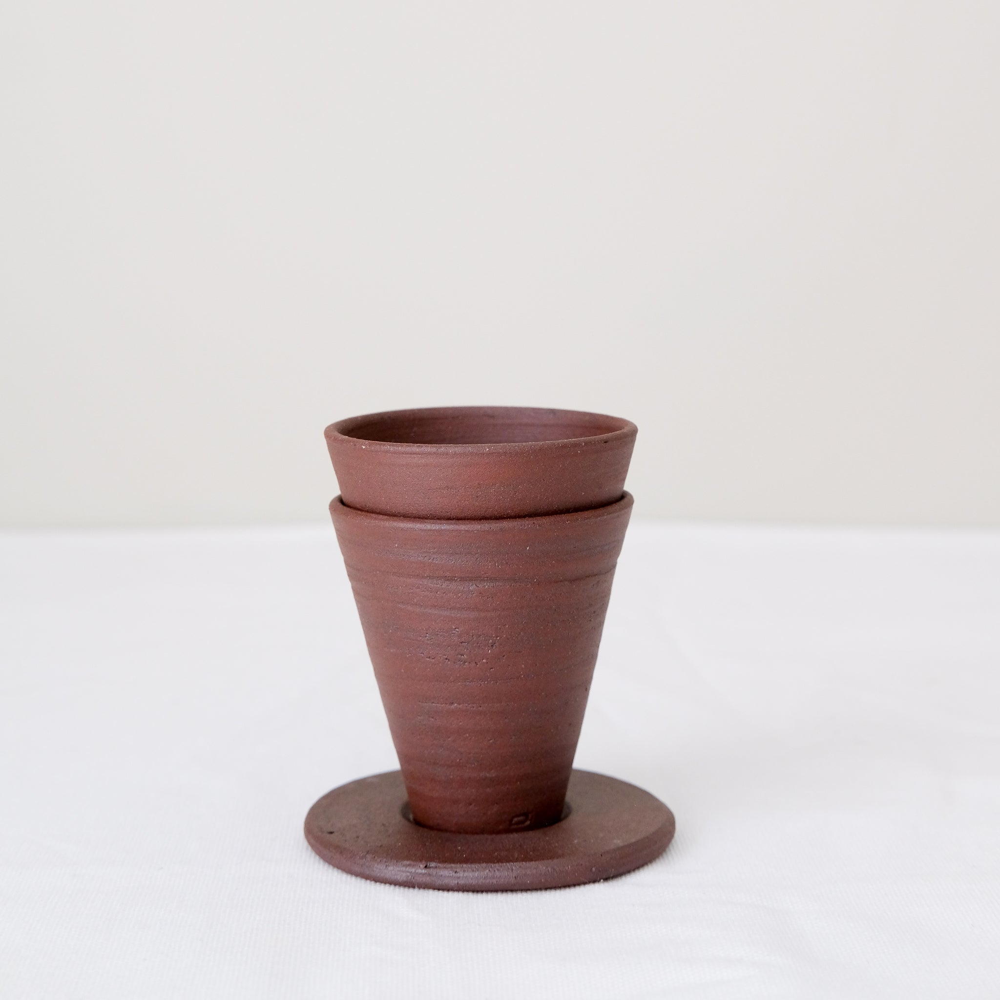 Set soucoupe et tasse en argile recoltée 60ml - rouge foncé mat de Louise Traon chez Brutal Ceramics