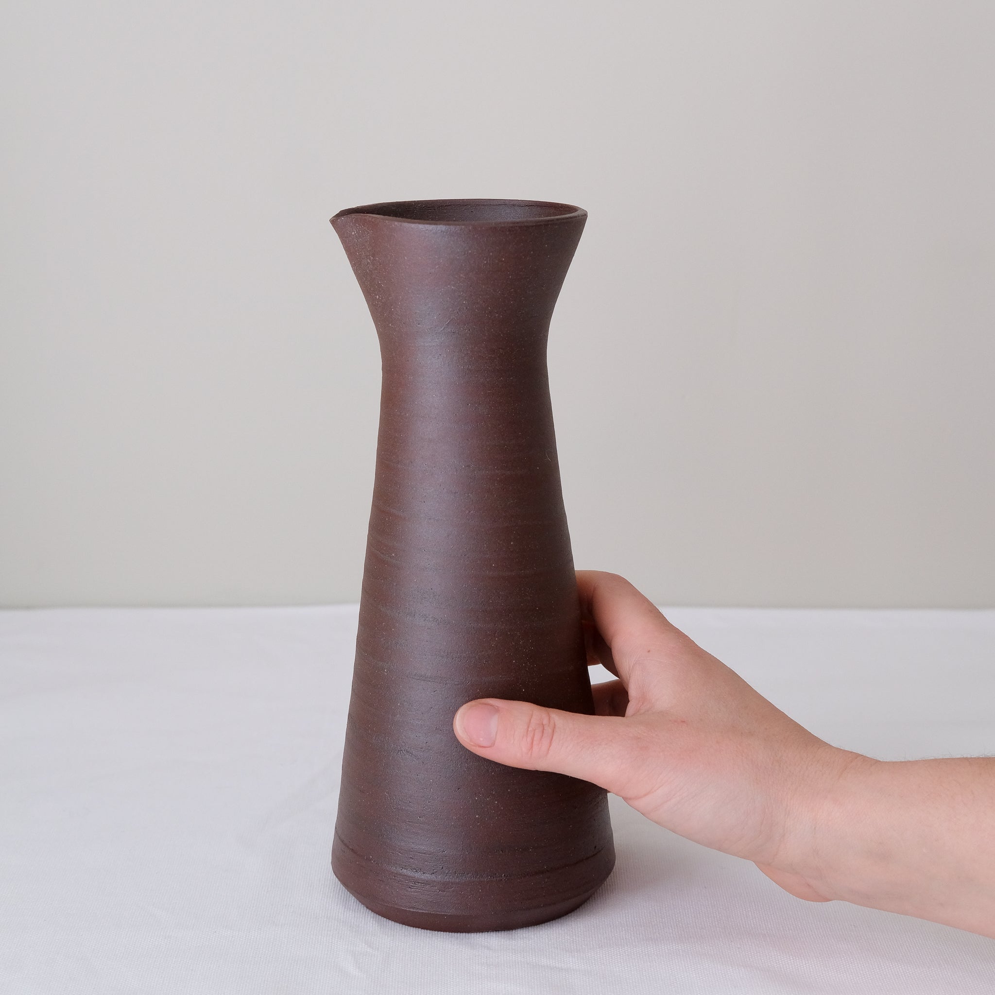 Pichet en argile recoltée 530ml - rouge foncé mat de Louise Traon chez Brutal Ceramics