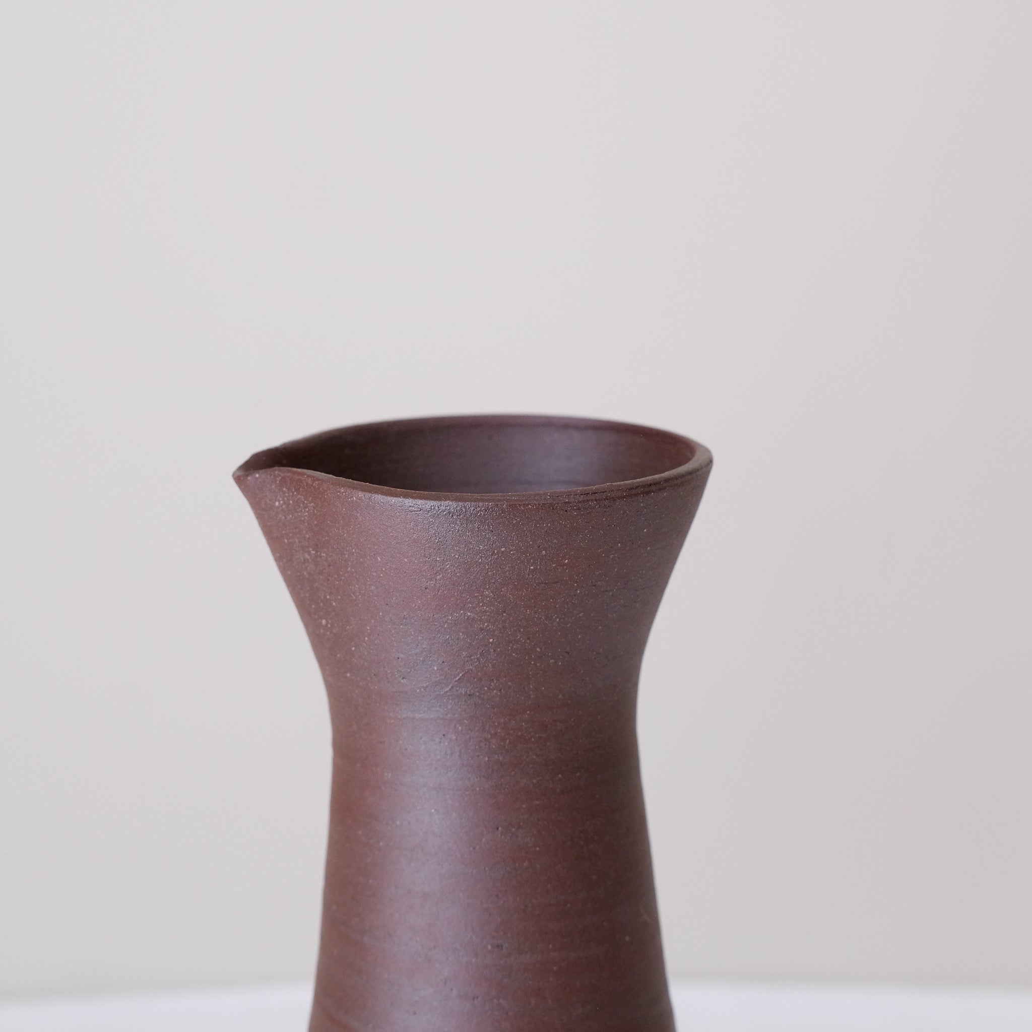 Pichet en argile recoltée 530ml - rouge foncé mat de Louise Traon chez Brutal Ceramics