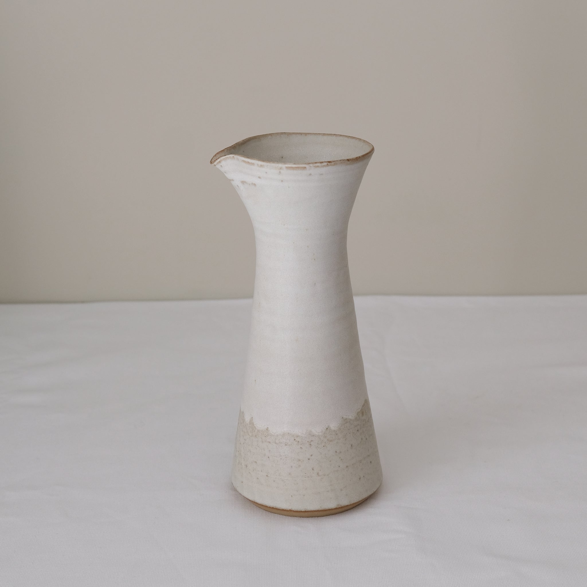 Pichet en grès blanc 530ml - blanc beige de Louise Traon chez Brutal Ceramics
