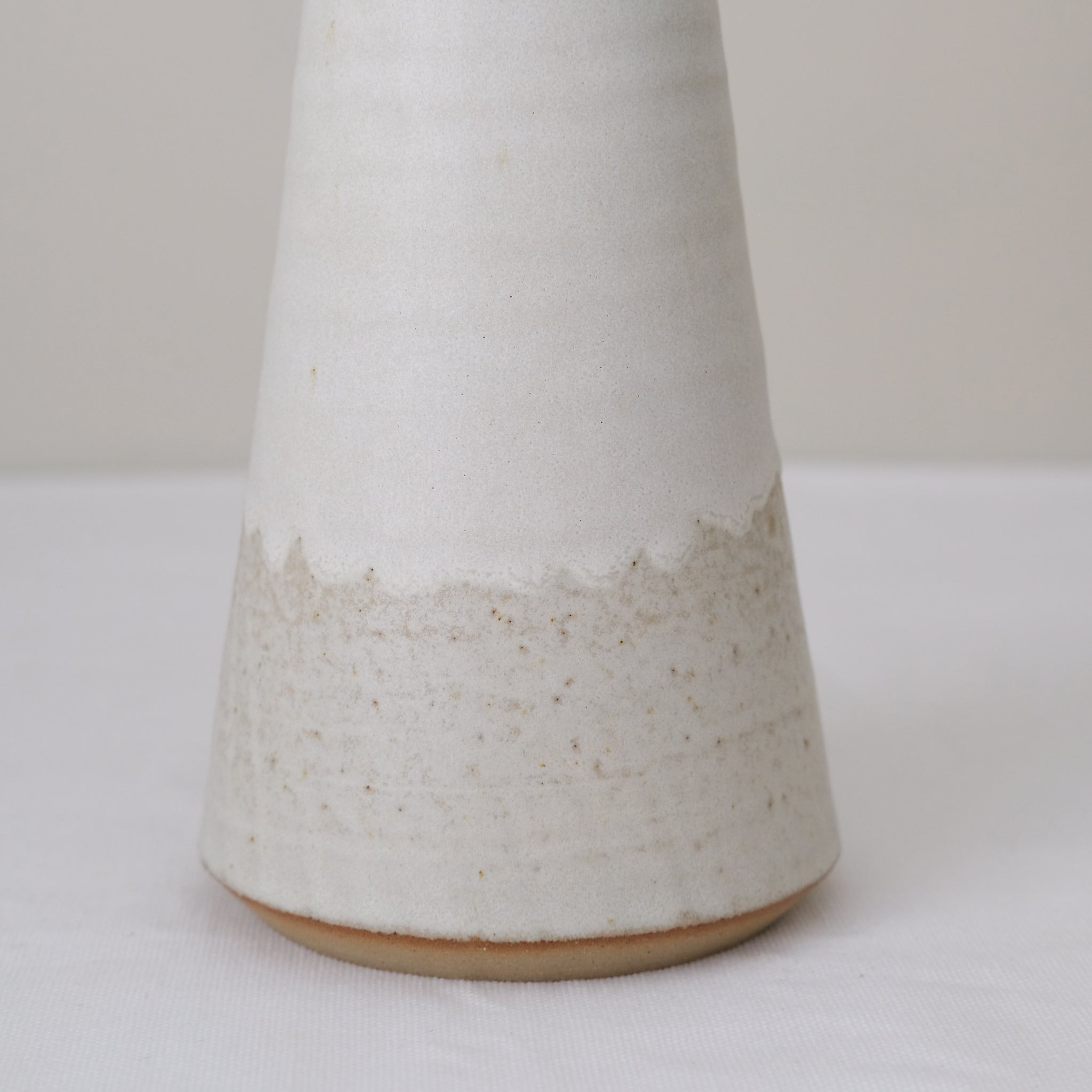 Pichet en grès blanc 530ml - blanc beige de Louise Traon chez Brutal Ceramics