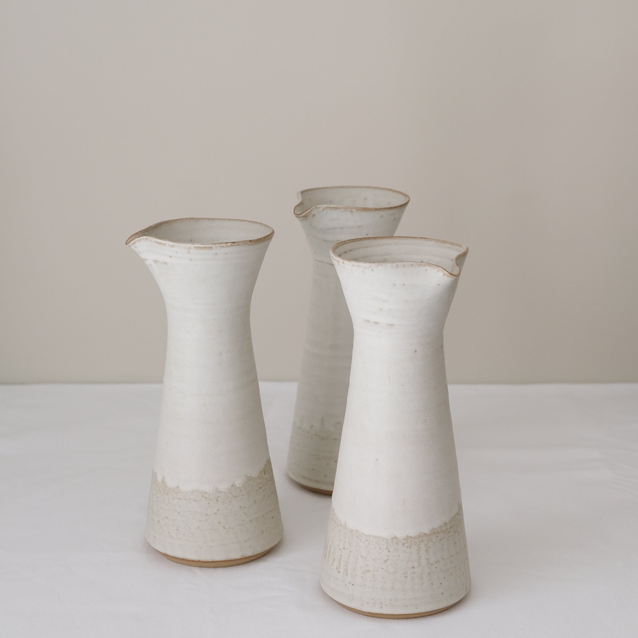 Pichet en grès blanc 530ml - blanc beige de Louise Traon chez Brutal Ceramics