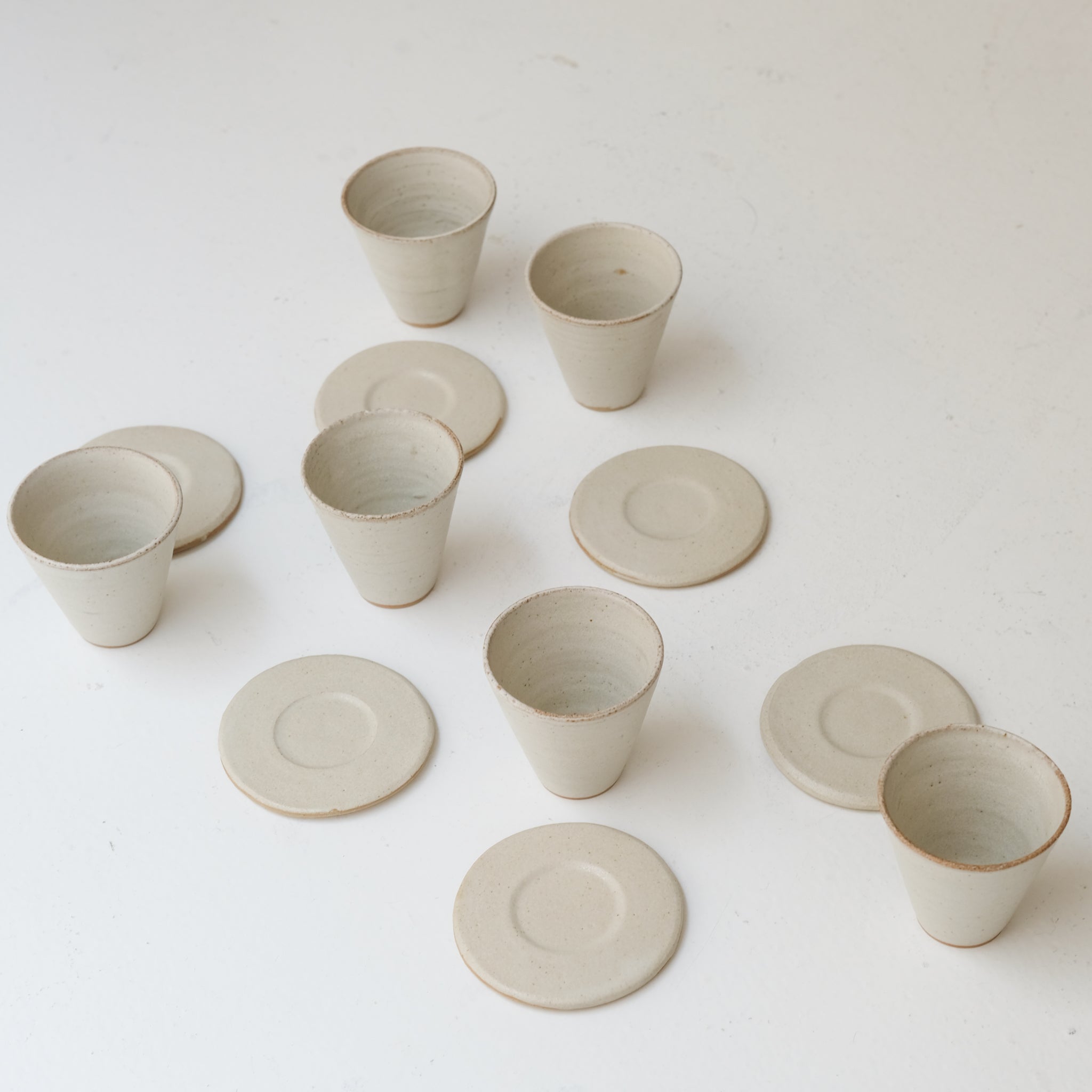 Set soucoupe et tasse en grès blanc 60ml - blanc beige de Louise Traon chez Brutal Ceramics