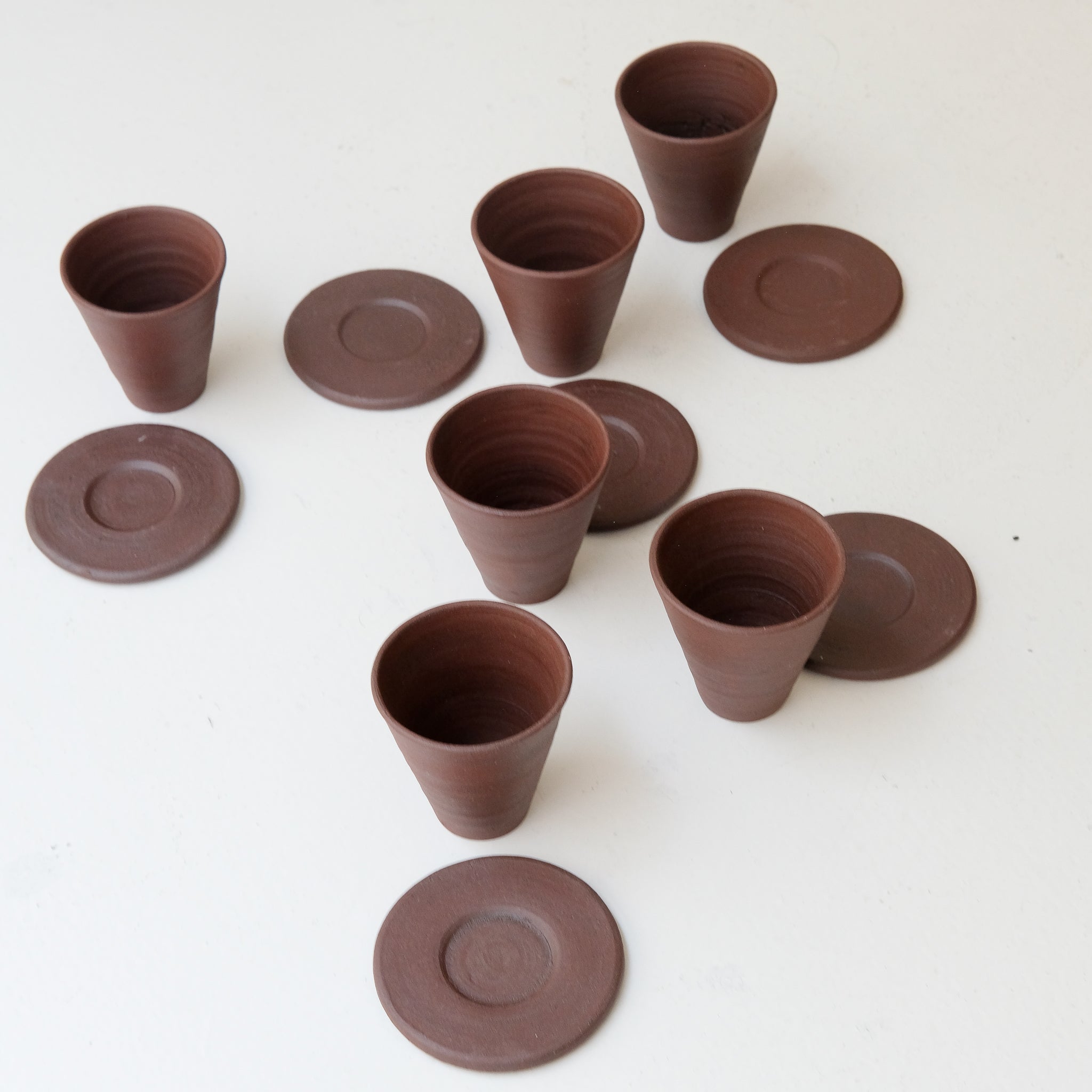 Set soucoupe et tasse en argile recoltée 60ml - rouge foncé mat de Louise Traon chez Brutal Ceramics