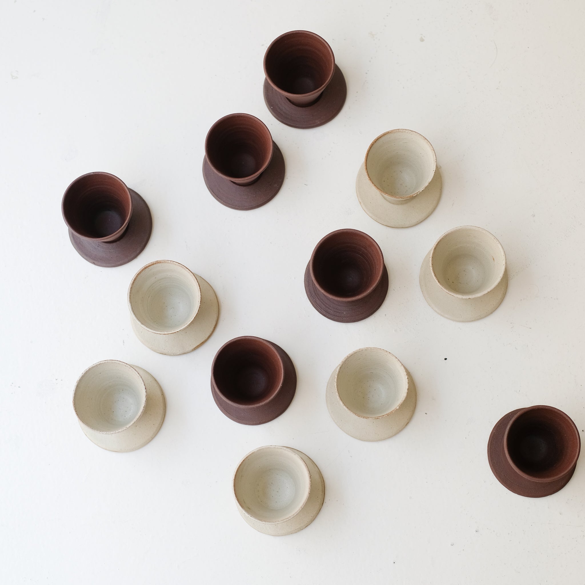 Set soucoupe et tasse en argile recoltée 60ml - rouge foncé mat de Louise Traon chez Brutal Ceramics