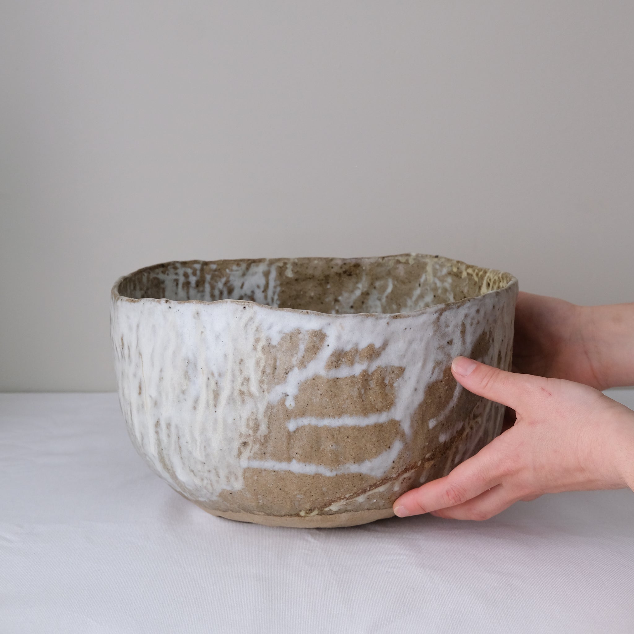 Coupe en terre recoltée D 28cm - vert blanc de Nathalie Réocreux chez Brutal Ceramics