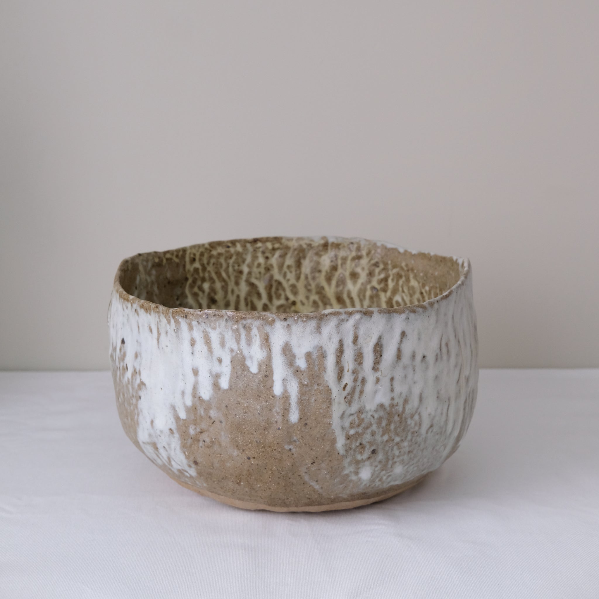Coupe en terre recoltée D 28cm - vert blanc de Nathalie Réocreux chez Brutal Ceramics