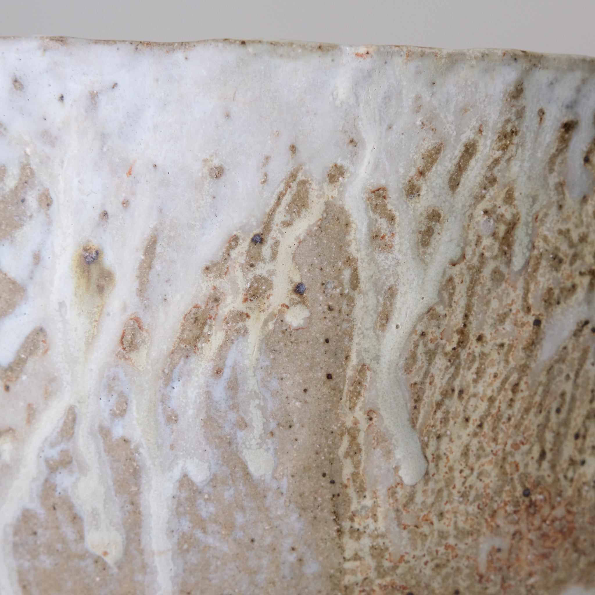 Coupe en terre recoltée D 28cm - vert blanc de Nathalie Réocreux chez Brutal Ceramics