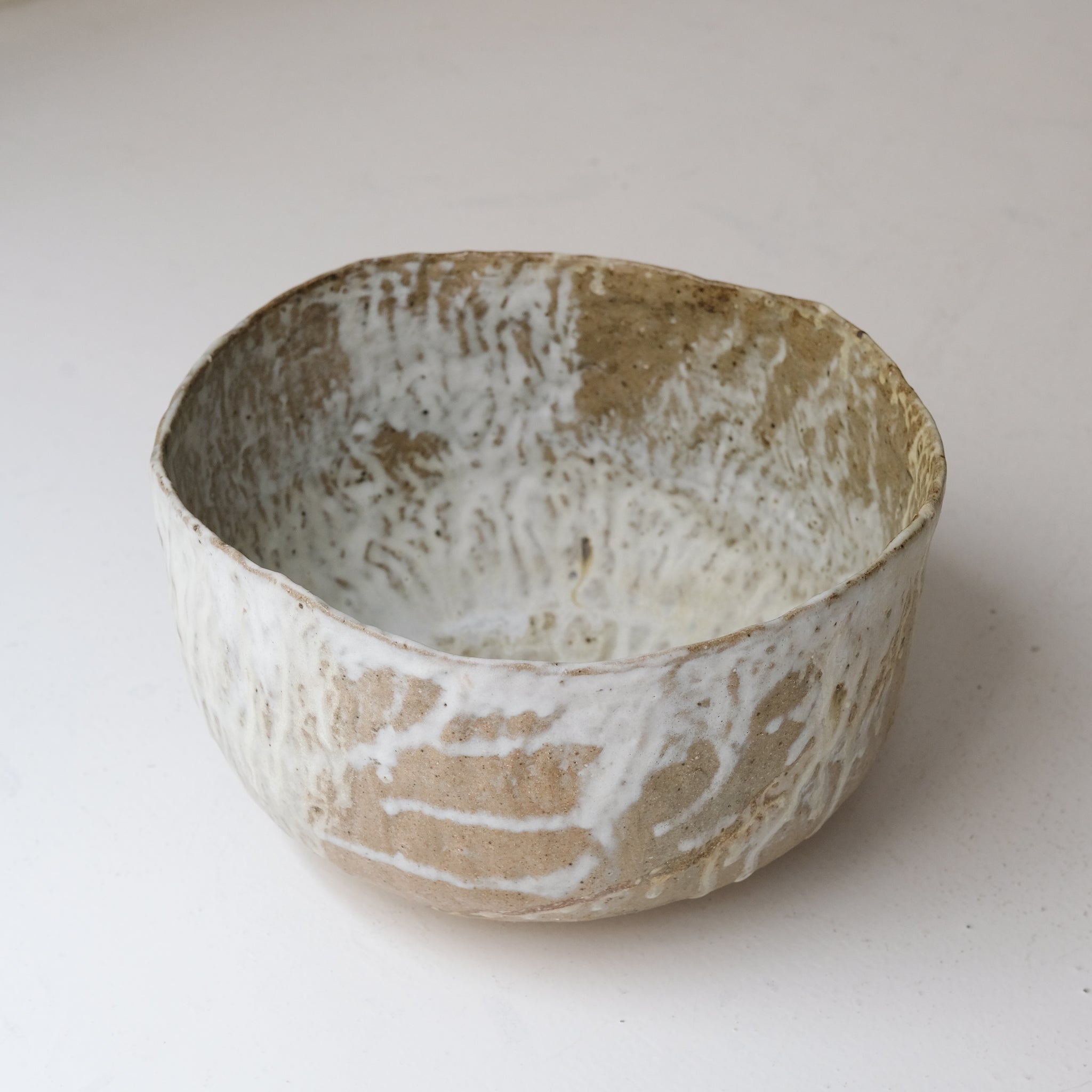 Coupe en terre recoltée D 28cm - vert blanc de Nathalie Réocreux chez Brutal Ceramics