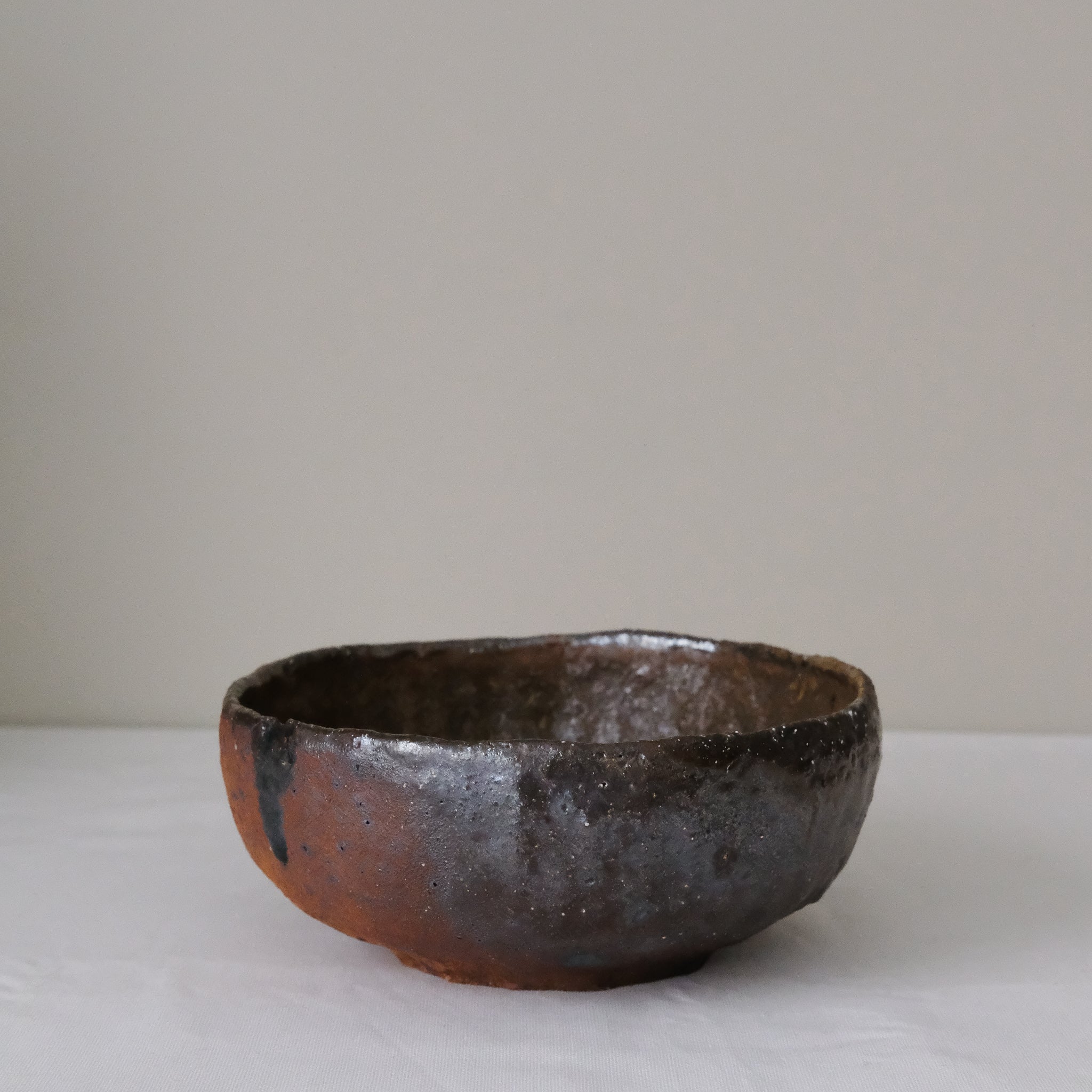 Petit saladier en terre recoltée D 20cm - brun irisé de Nathalie Reocreux chez Brutal Ceramics