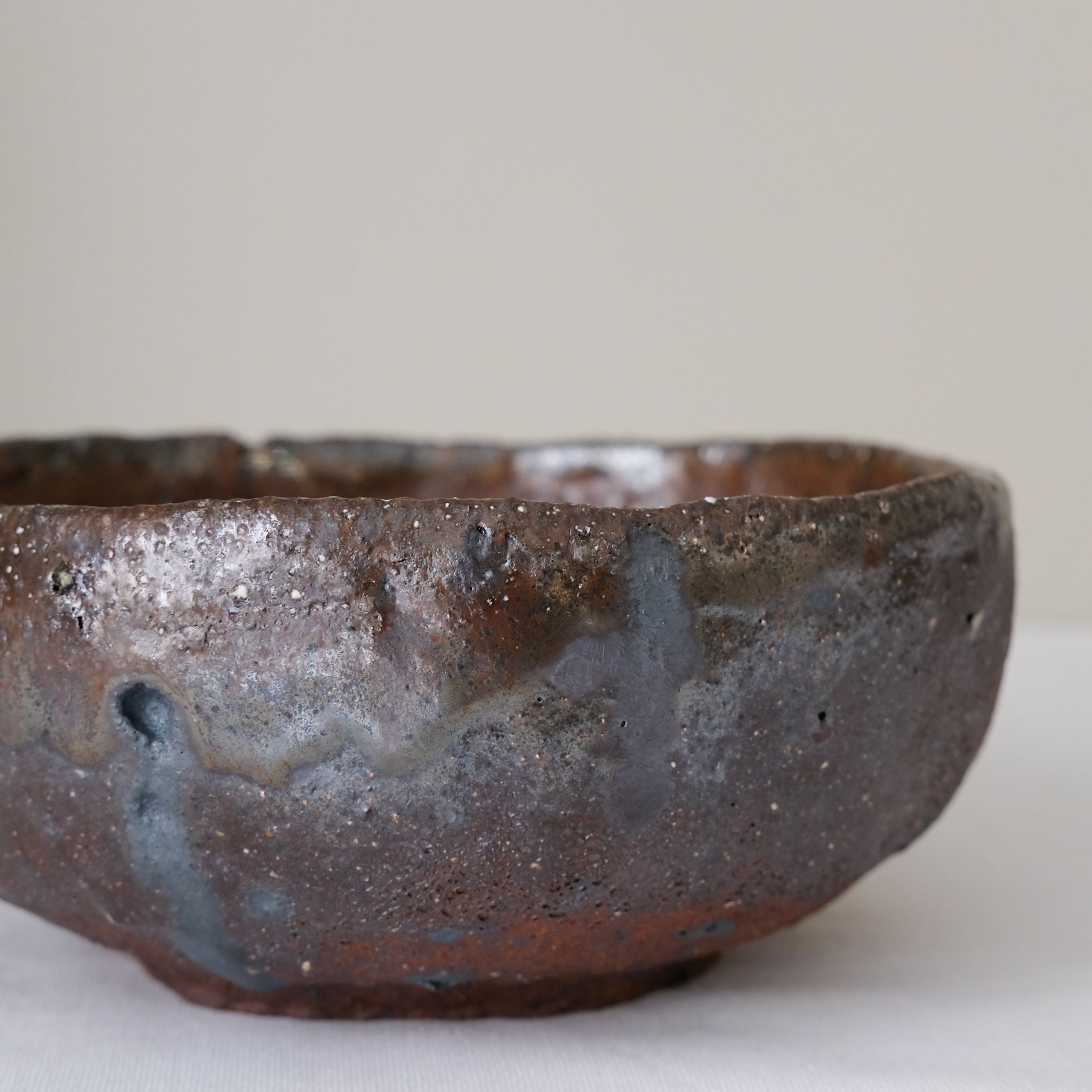 Petit saladier en terre recoltée D 20cm - brun irisé de Nathalie Reocreux chez Brutal Ceramics