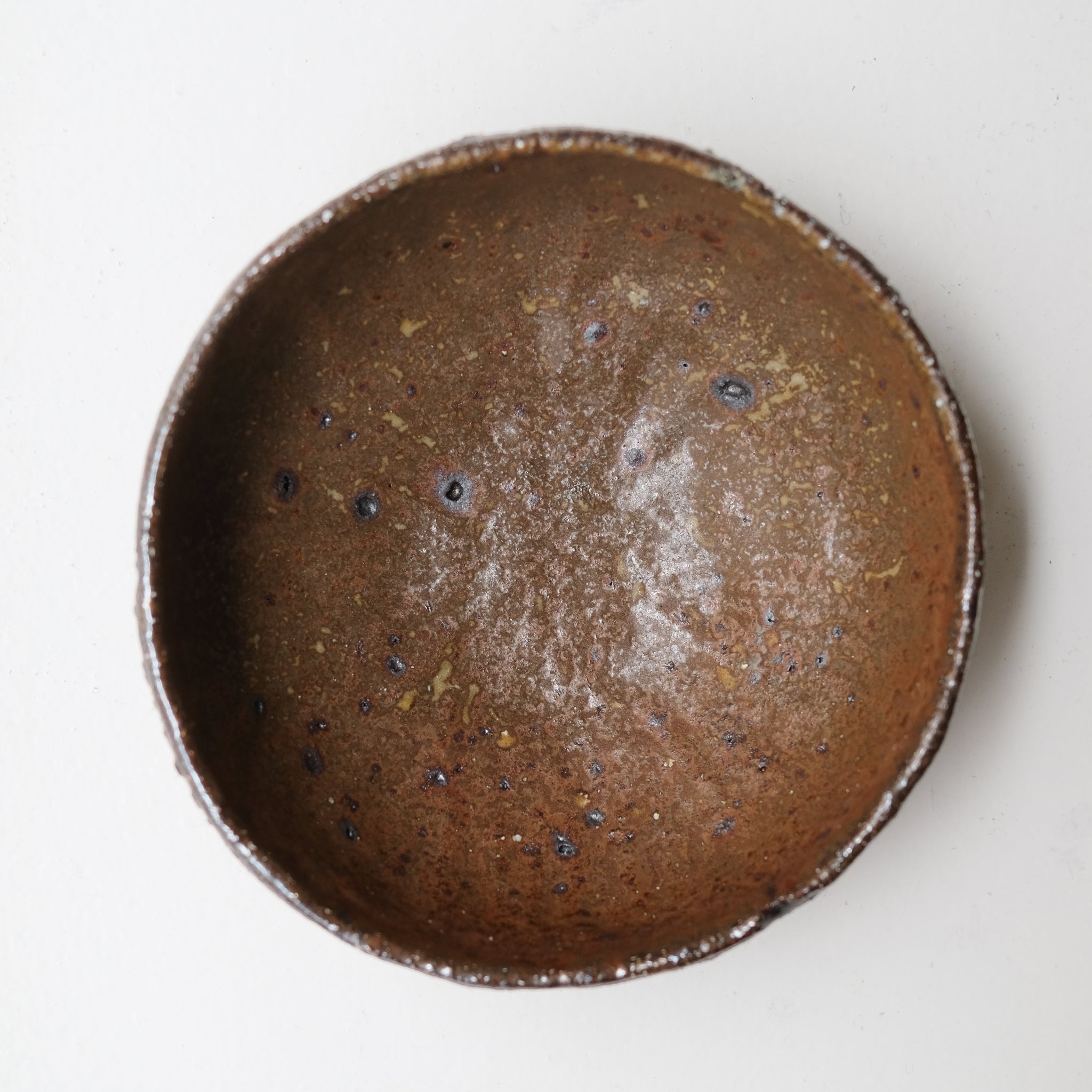 Petit saladier en terre recoltée D 20cm - brun irisé de Nathalie Reocreux chez Brutal Ceramics