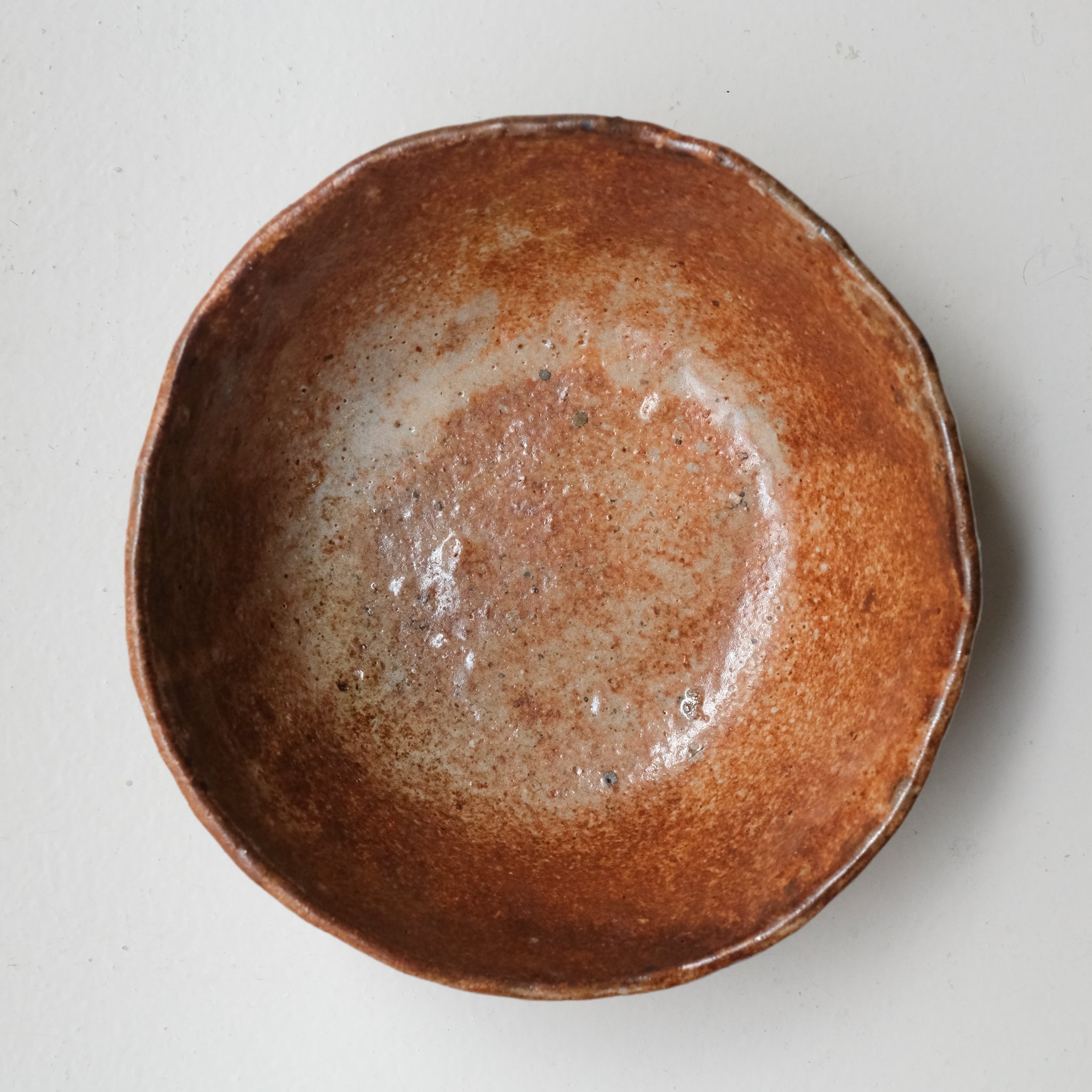 Petit saladier en terre recoltée D 20cm cuisson feu - rouge orangé de Nathalie Reocreux chez Brutal