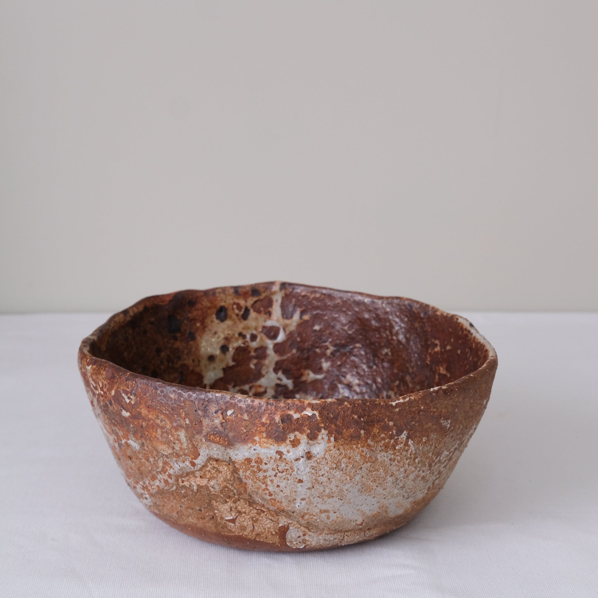 Petit saladier en terre recoltée D 20cm cuisson feu - rouge orangé tacheté de Nathalie Reocreux chez Brutal Ceramics