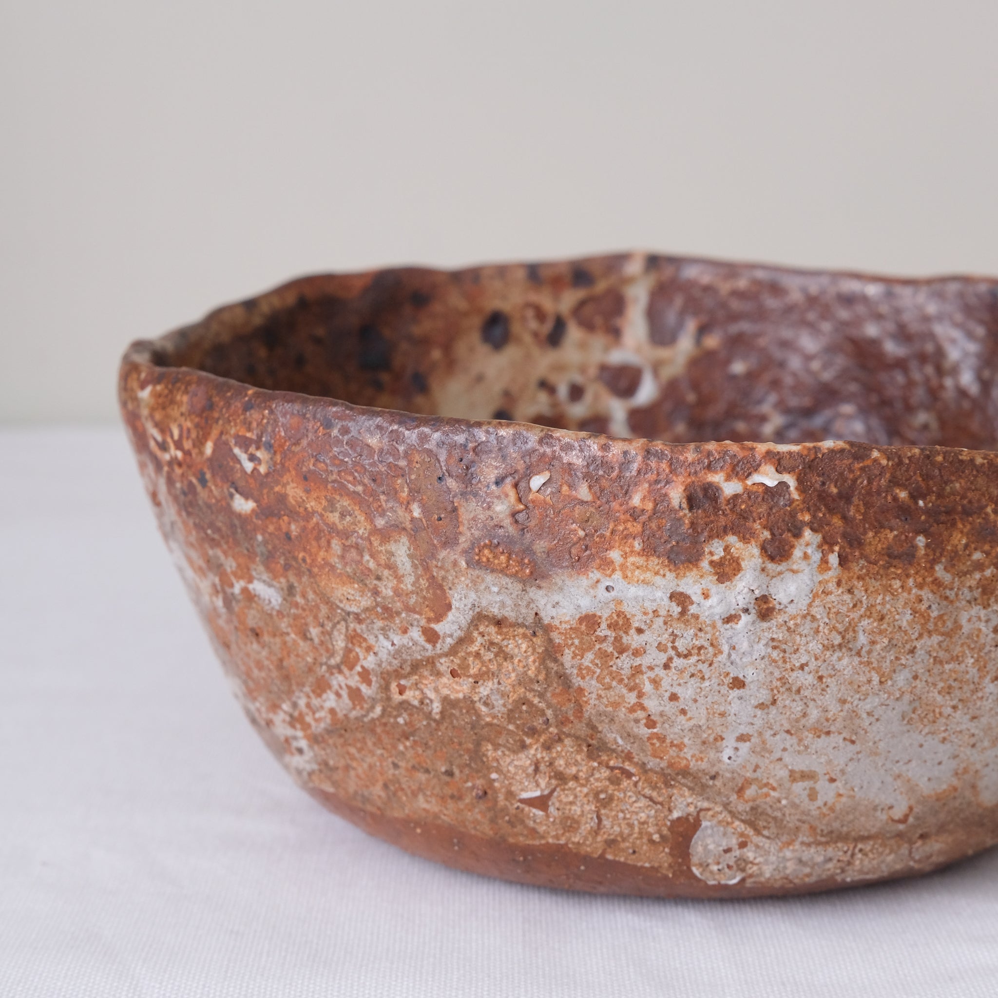 Petit saladier en terre recoltée D 20cm cuisson feu - rouge orangé tacheté de Nathalie Reocreux chez Brutal Ceramics
