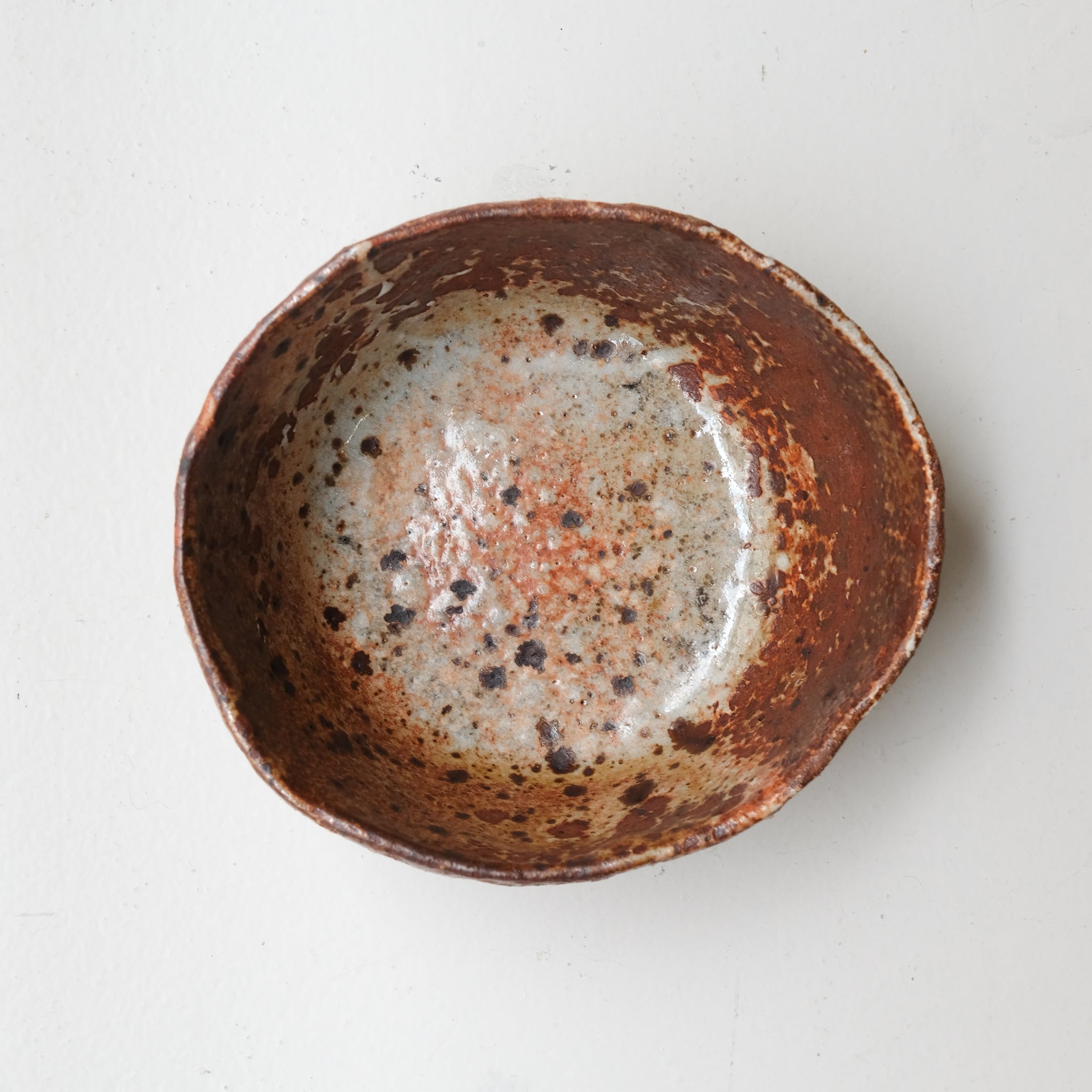 Petit saladier en terre recoltée D 20cm cuisson feu - rouge orangé tacheté de Nathalie Reocreux chez Brutal Ceramics