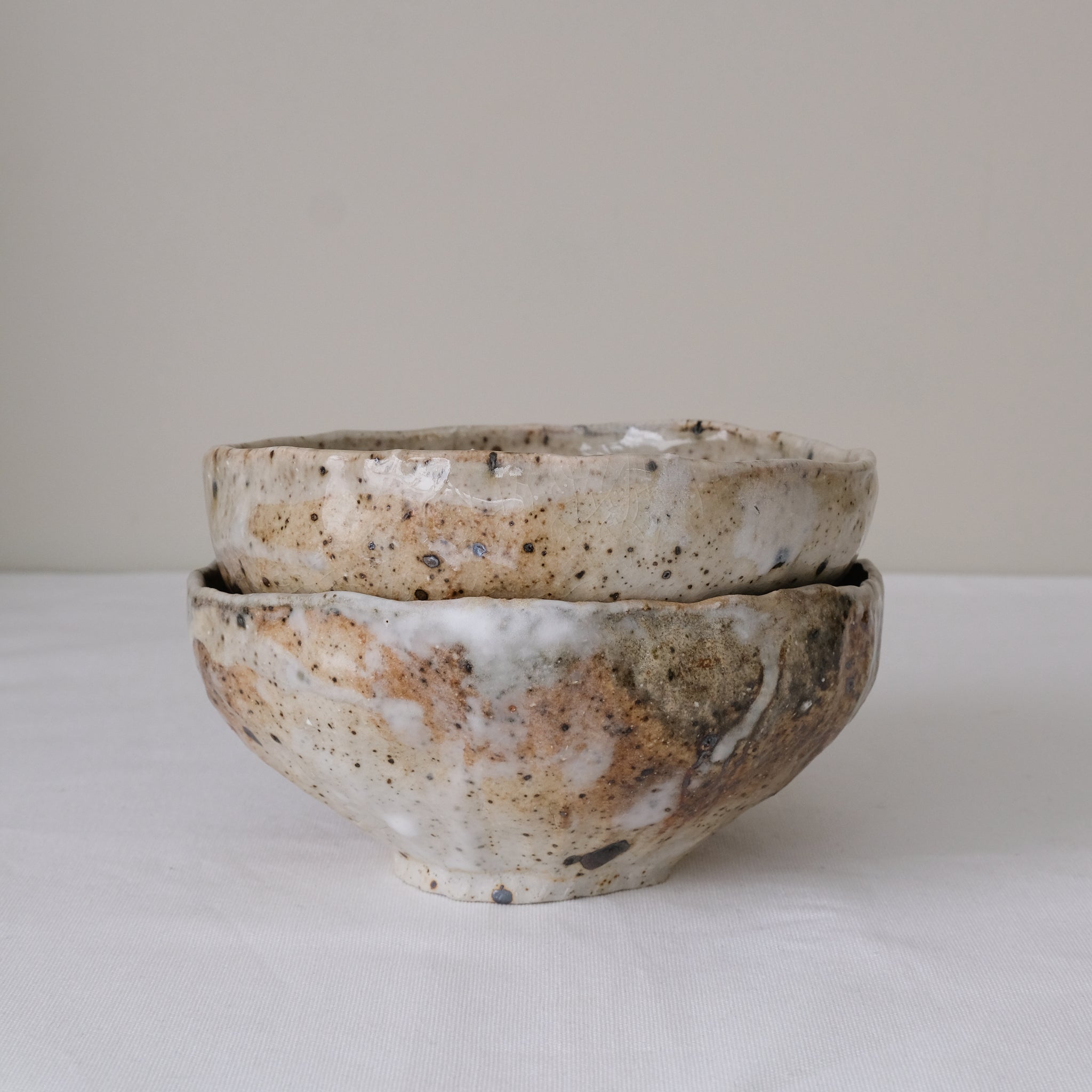 Bol en terre recoltée D 16cm cuisson feu - blanc beige texturé de Nathalie Reocreux chez Brutal Ceramics