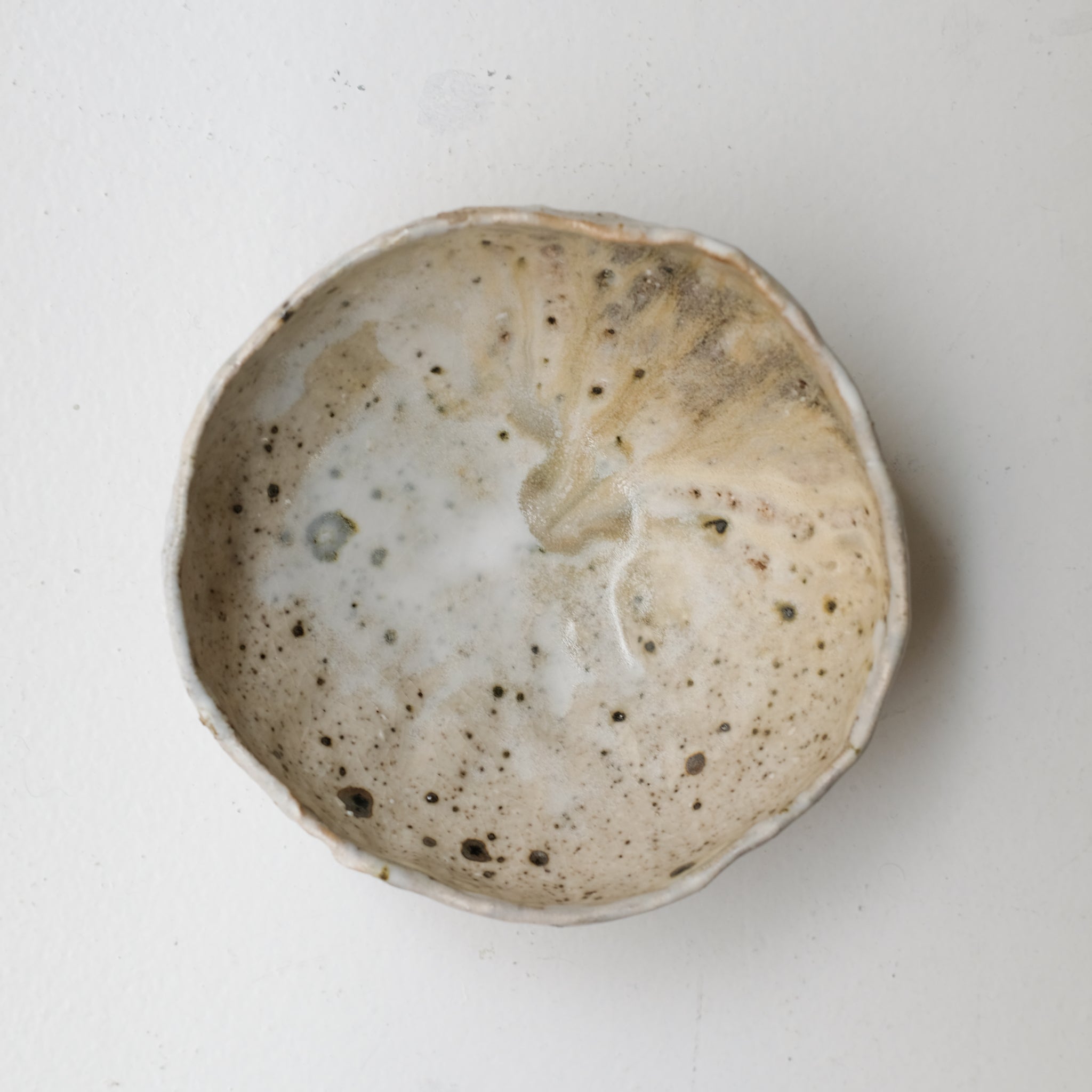Bol en terre recoltée D 16cm cuisson feu - blanc beige texturé de Nathalie Reocreux chez Brutal Ceramics
