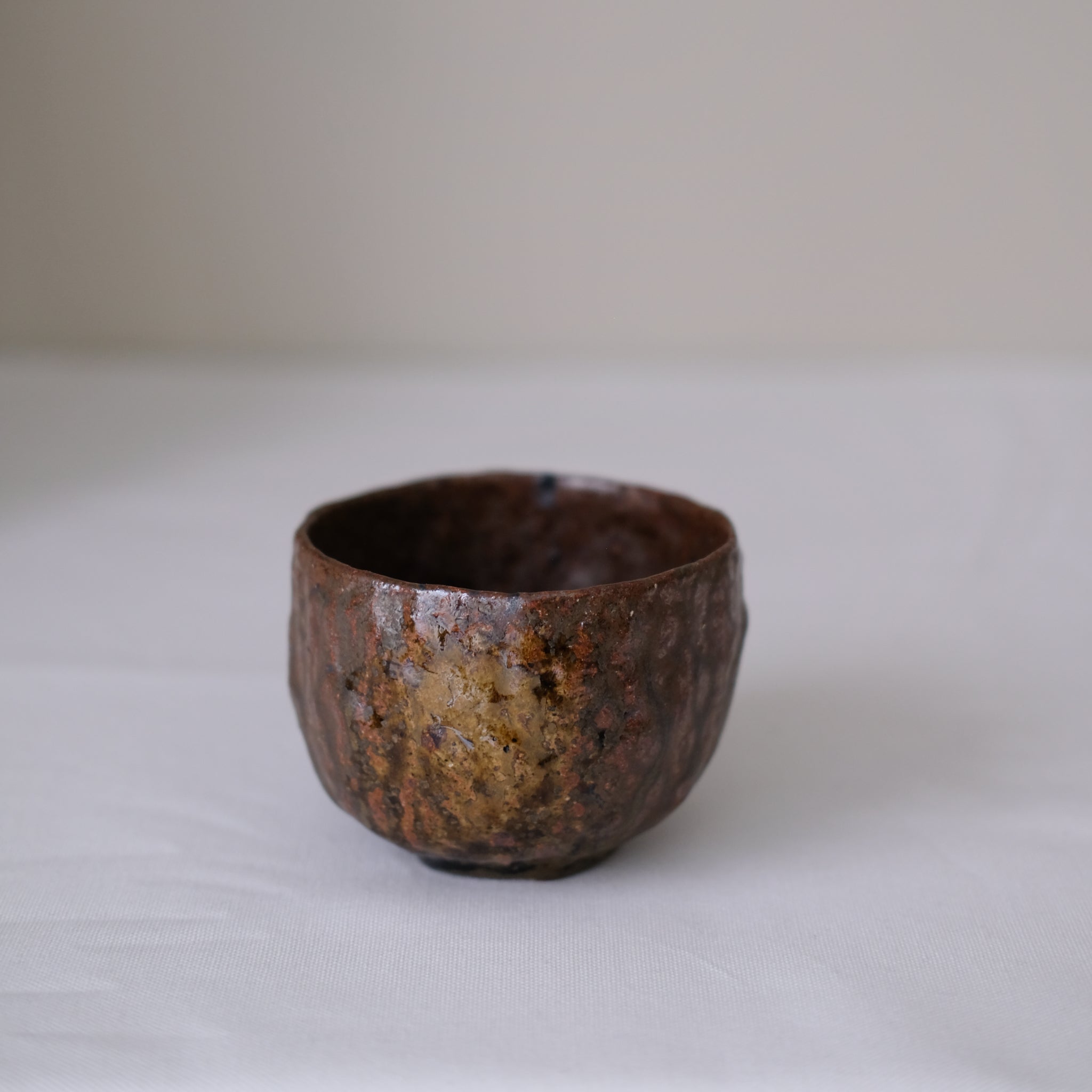 Tasse en terre recoltée 200ml - brun de Nathalie Reocreux chez Brutal Ceramics