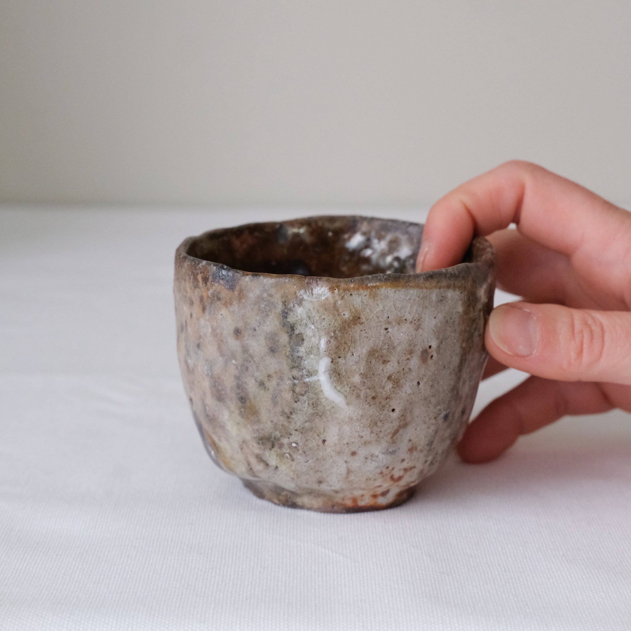 Tasse en terre recoltée 150ml cuisson feu - rose brun de Nathalie Reocreux chez Brutal Ceramics